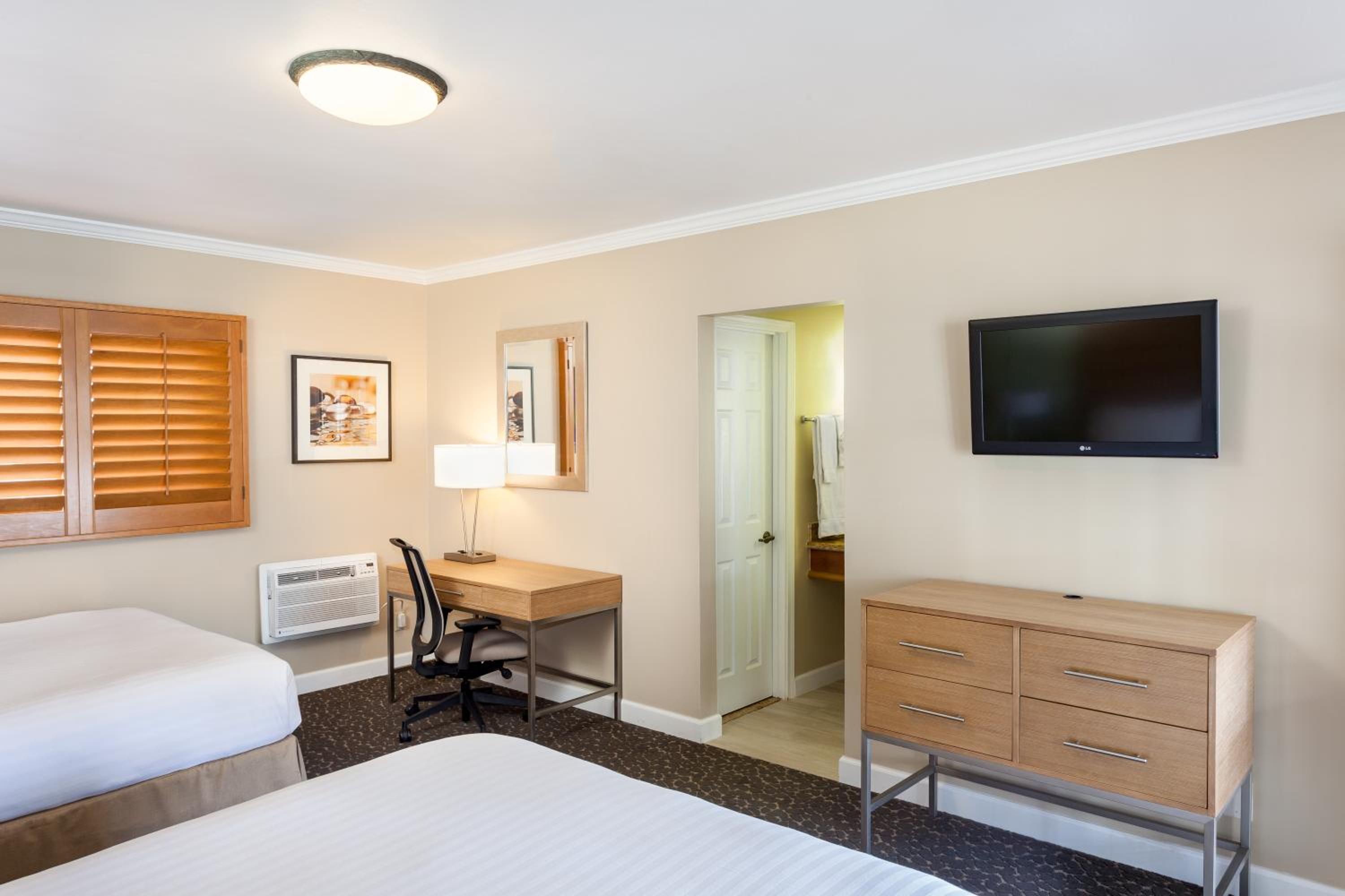 Standard Room with Two Queen Beds - Photo 3