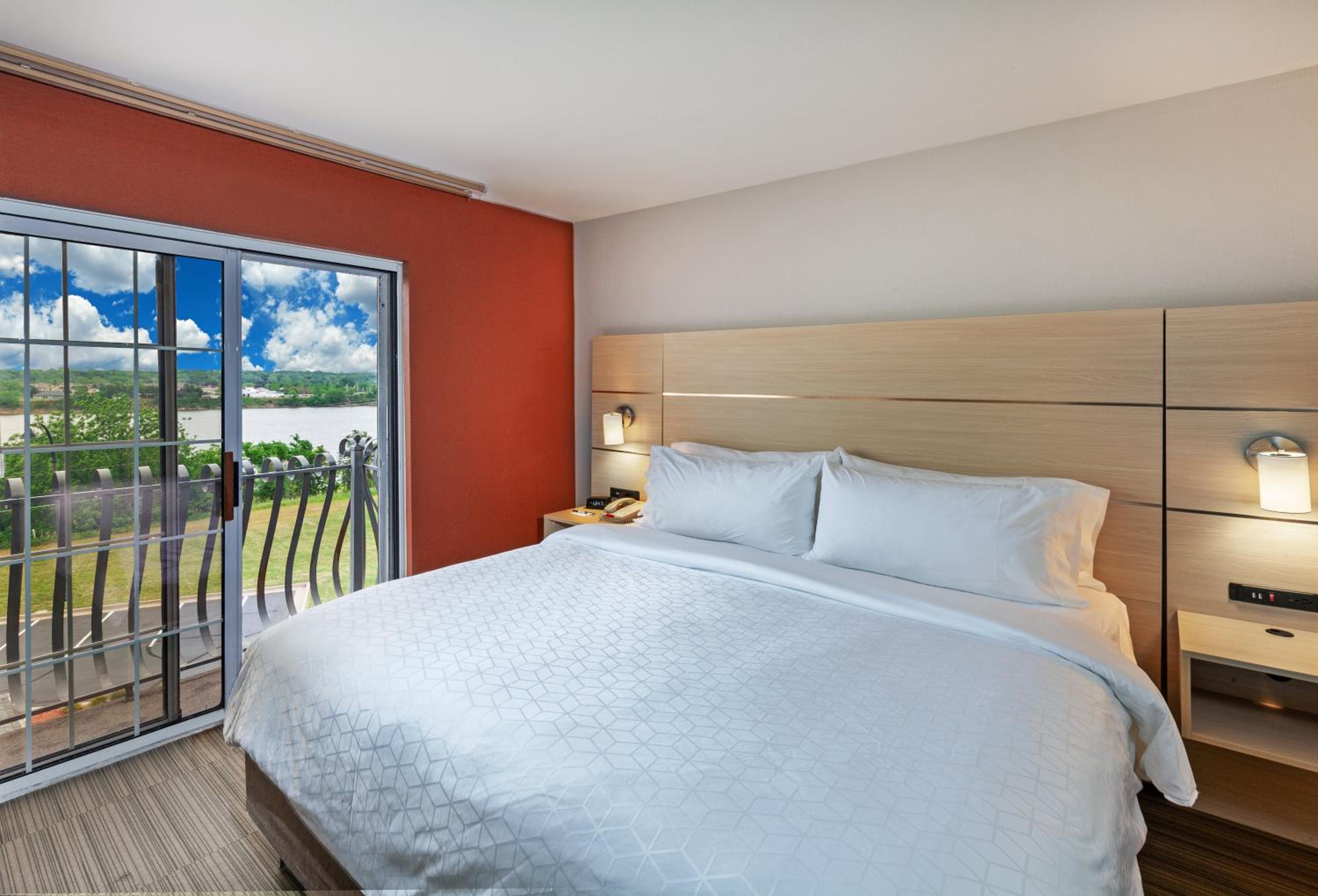 Standard King Room with River View - Photo 1