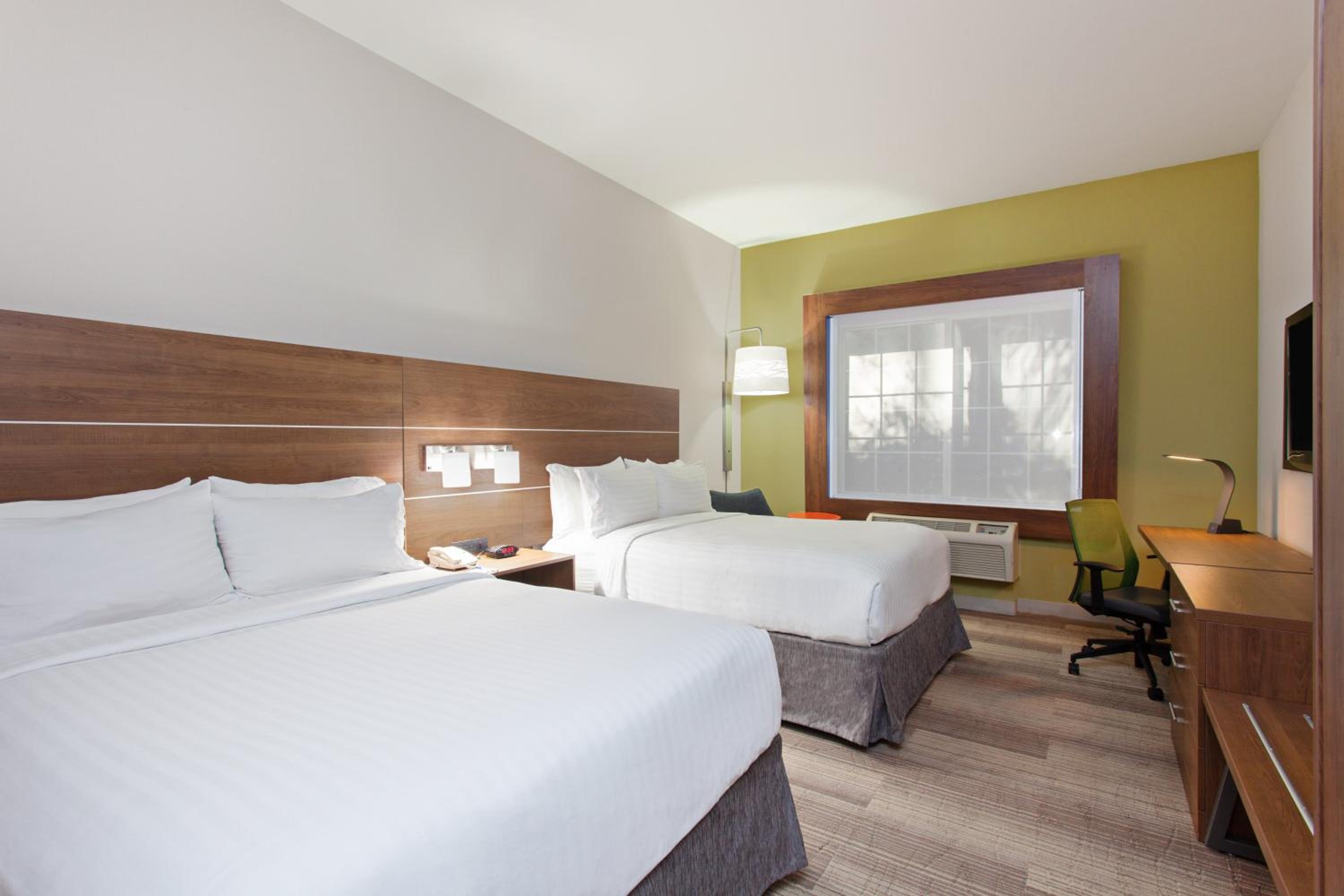 Standard Room with Two Queen Beds - Photo 4