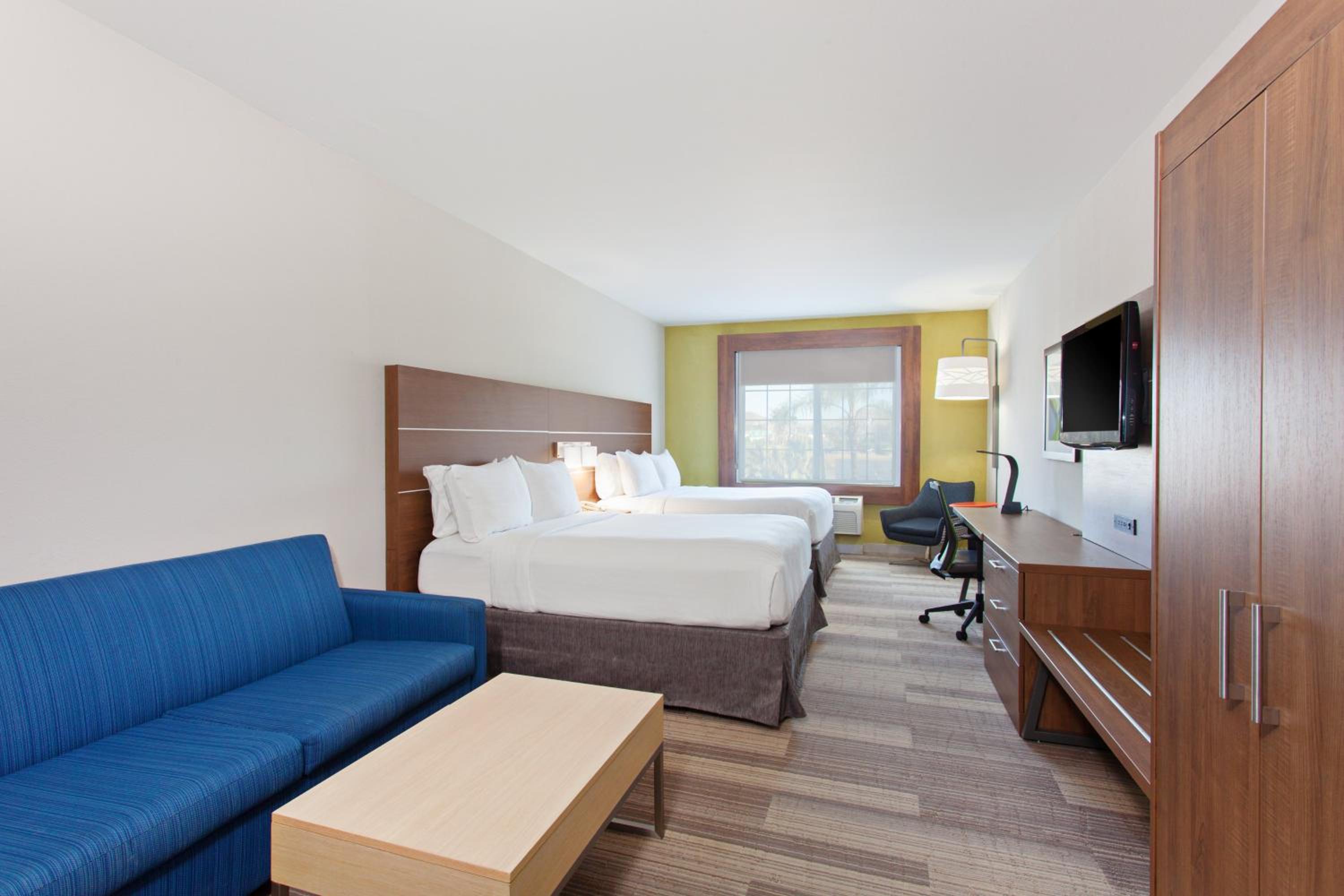 Queen Suite with Two Queen Beds and Sofa Bed - Photo 5