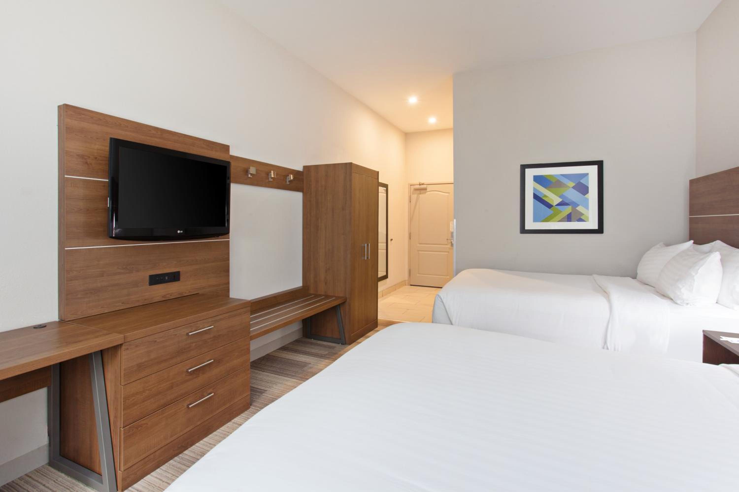 Standard Room with Two Queen Beds - Photo 2