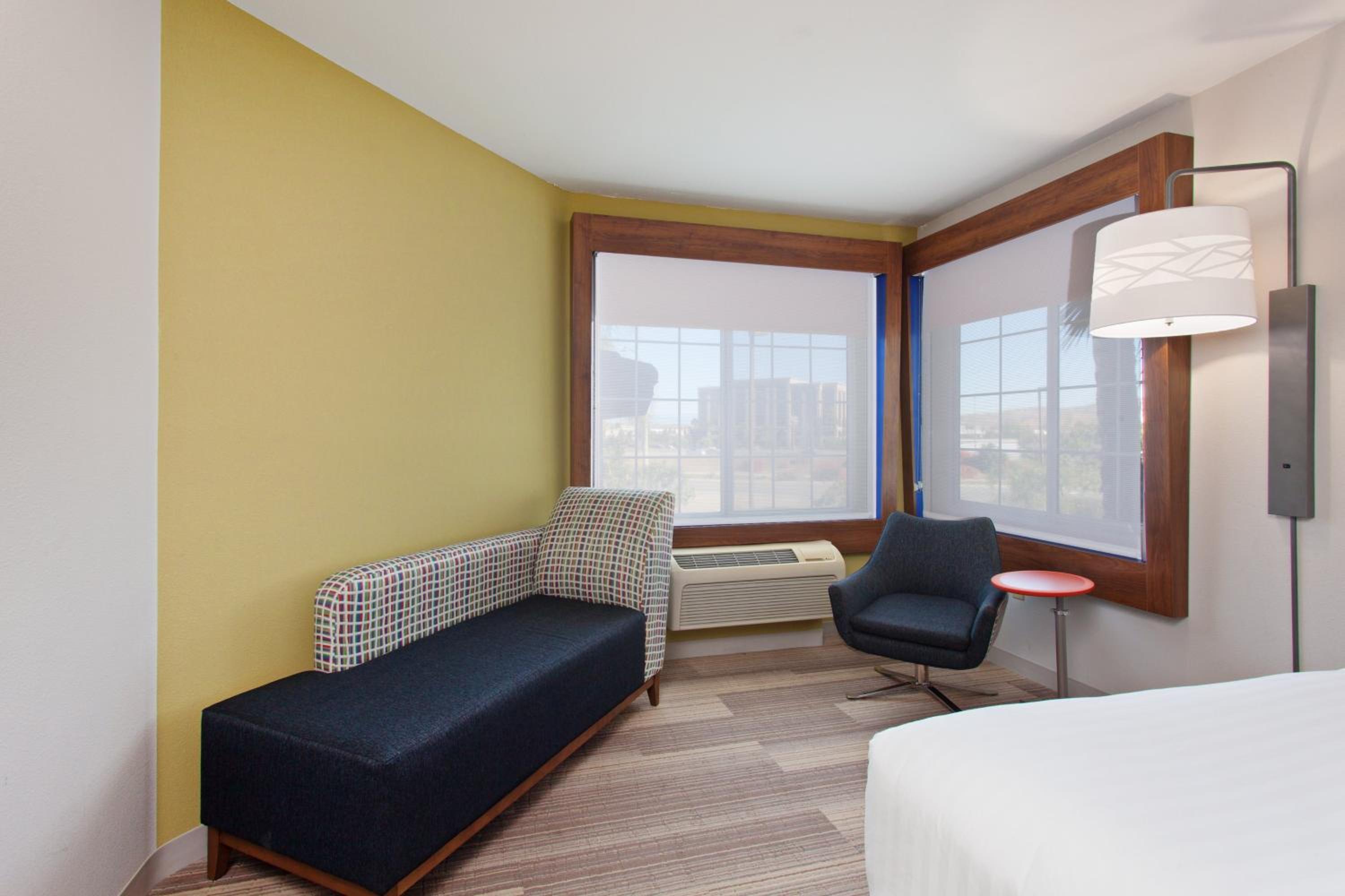 King Suite - Communications and Mobility Accessible Tub - Photo 2