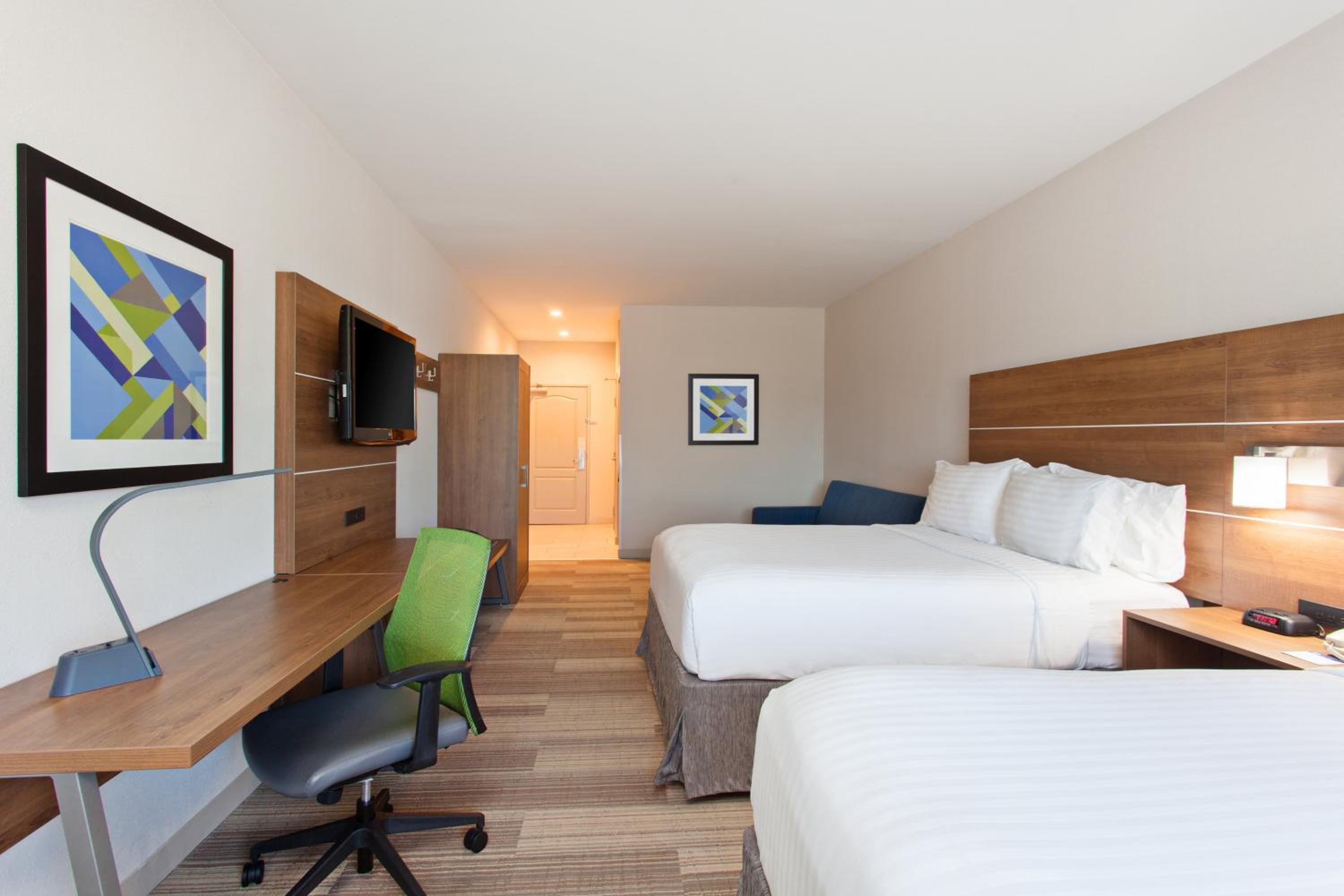 Queen Suite with Two Queen Beds and Sofa Bed - Photo 4