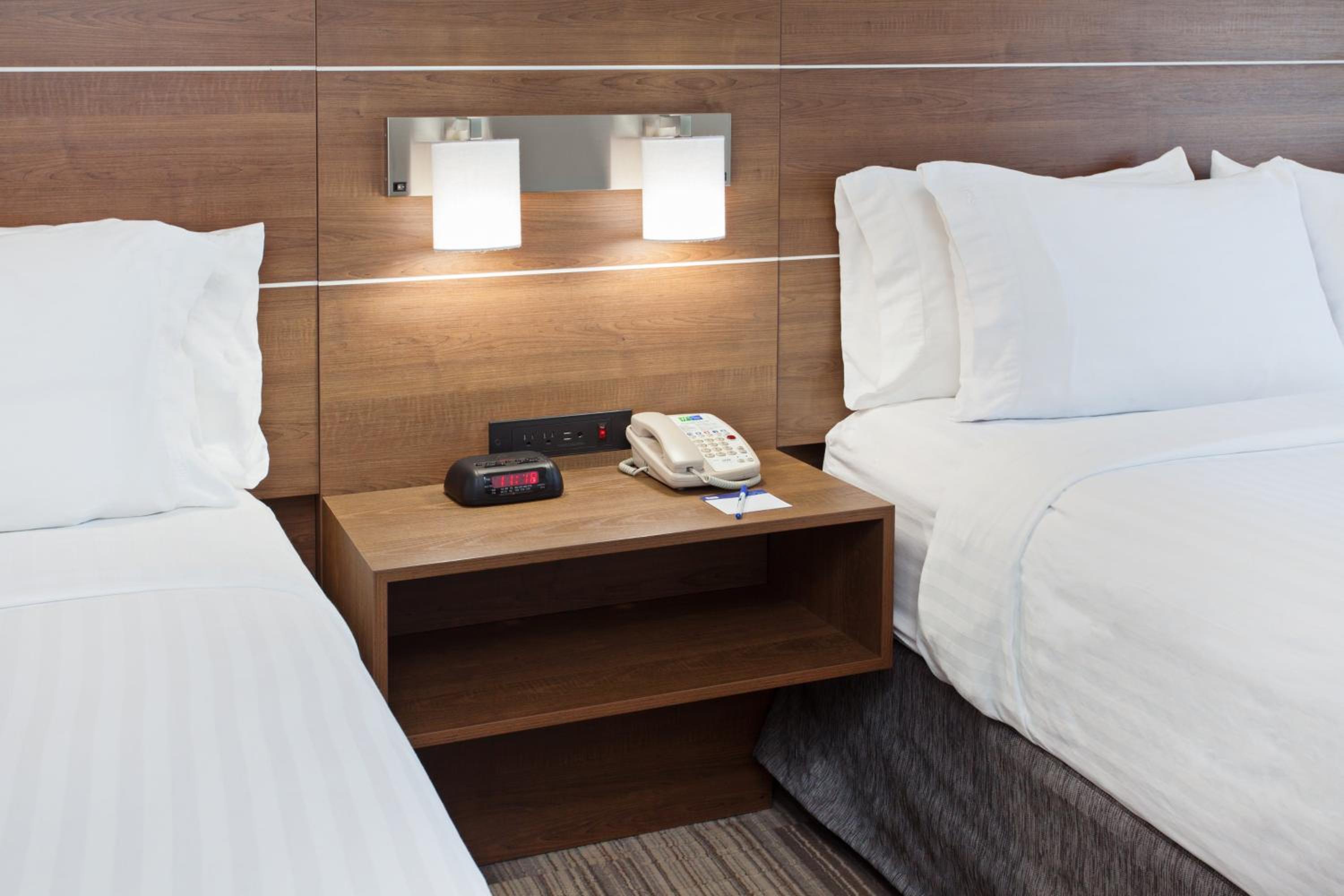 Standard Room with Two Queen Beds - Photo 3