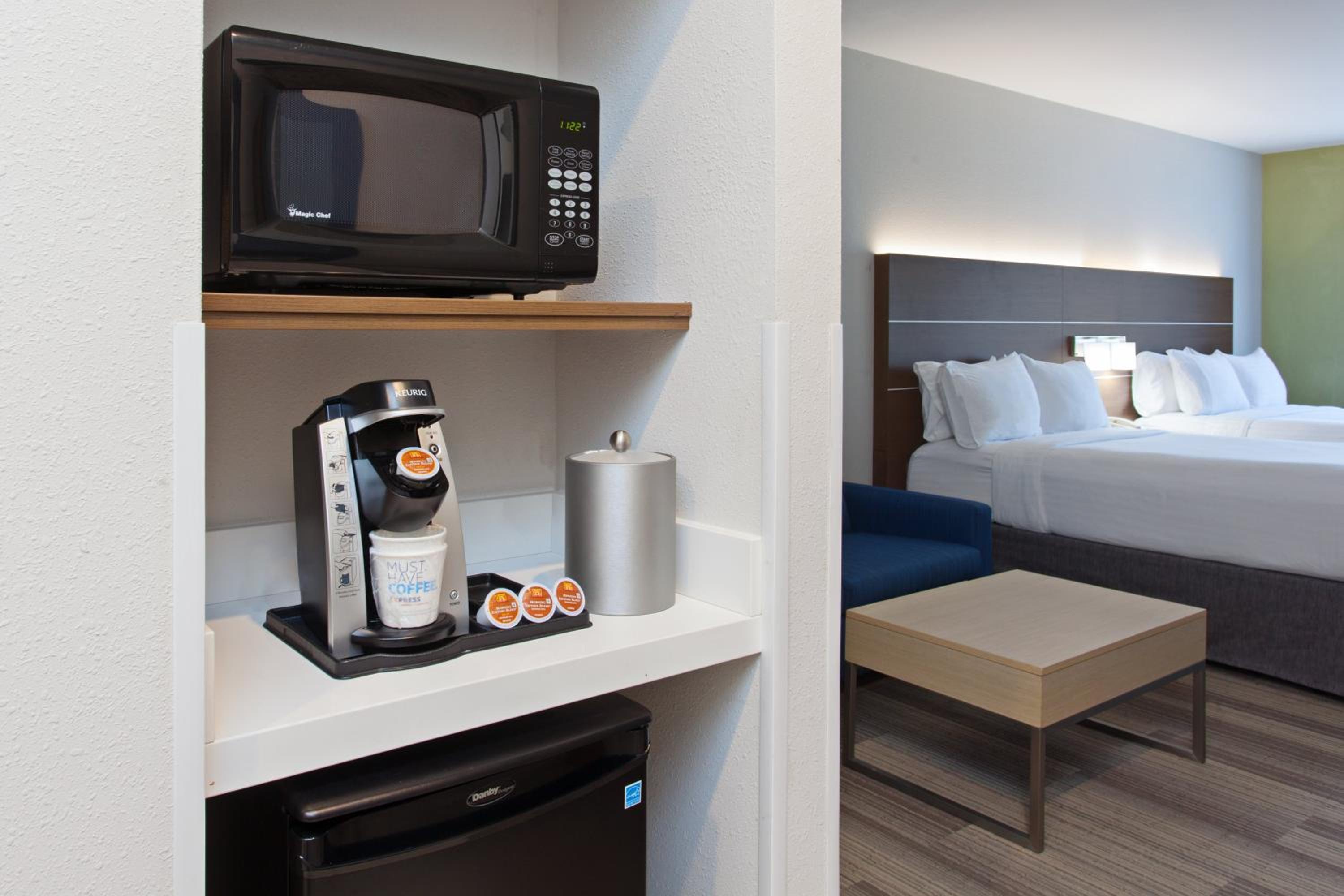 Queen Suite with Two Queen Beds and Sofa Bed - Photo 3
