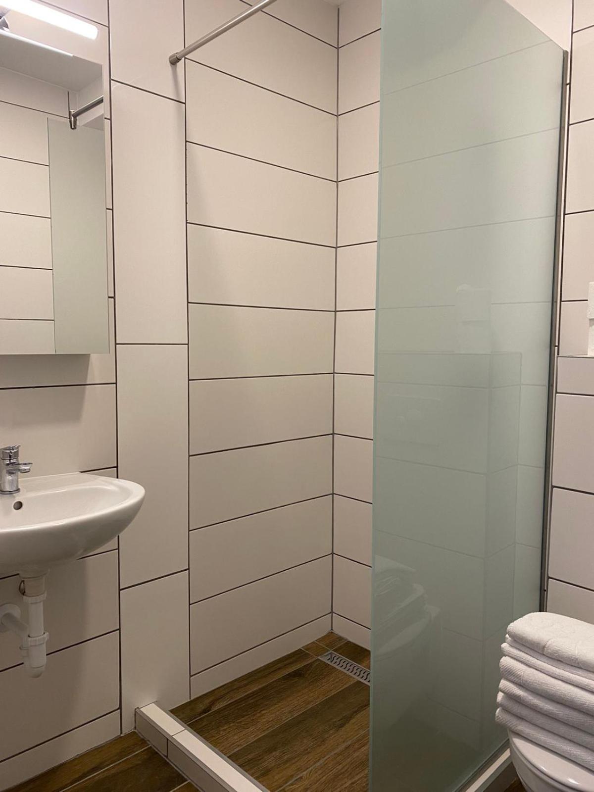 Double or Twin Room with Private Bathroom - Photo 10