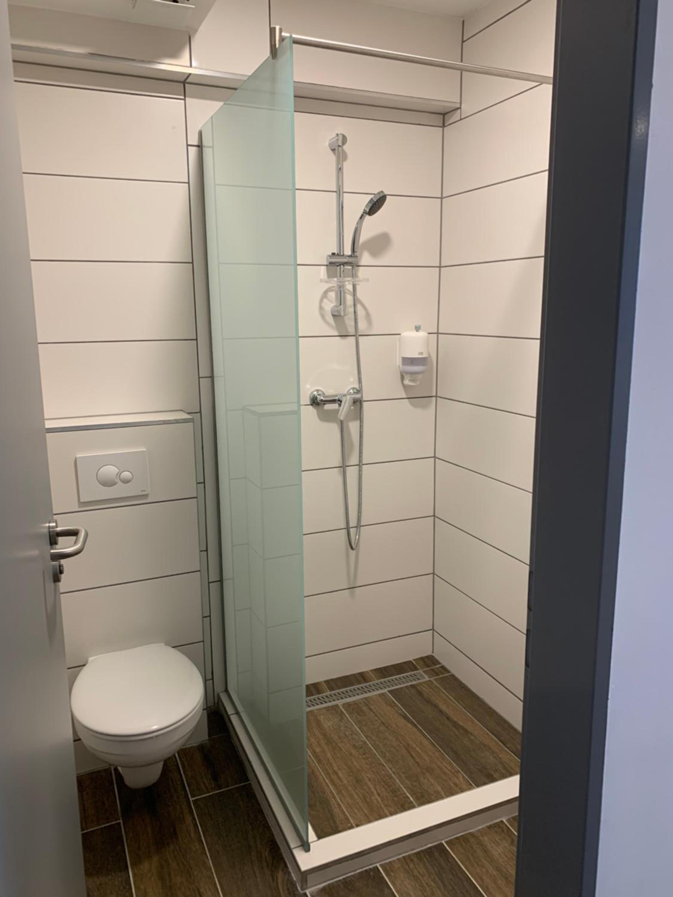 Double or Twin Room with Private Bathroom - Photo 9