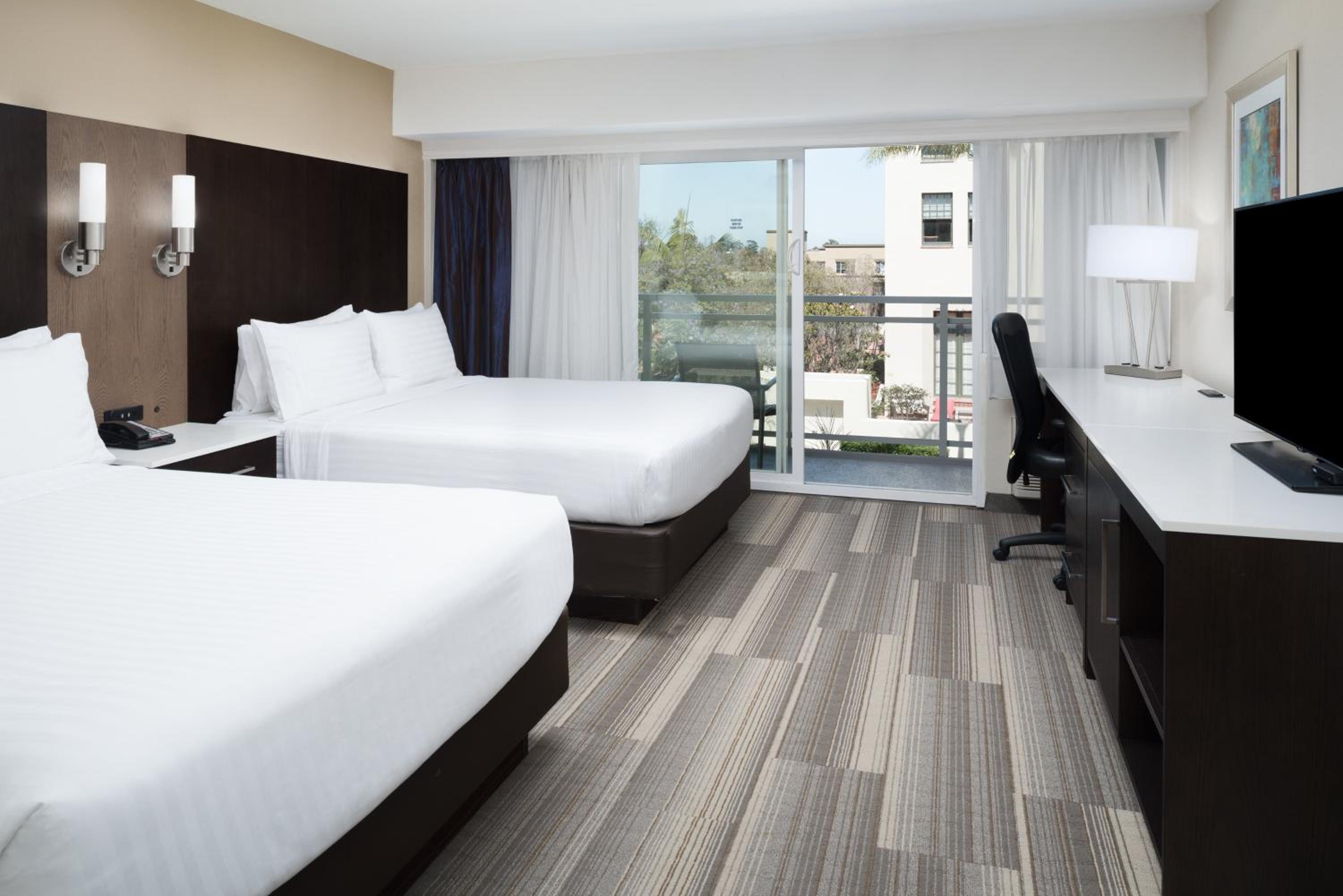 Queen Room with Two Queen Beds and Balcony - Non-Smoking photo 3