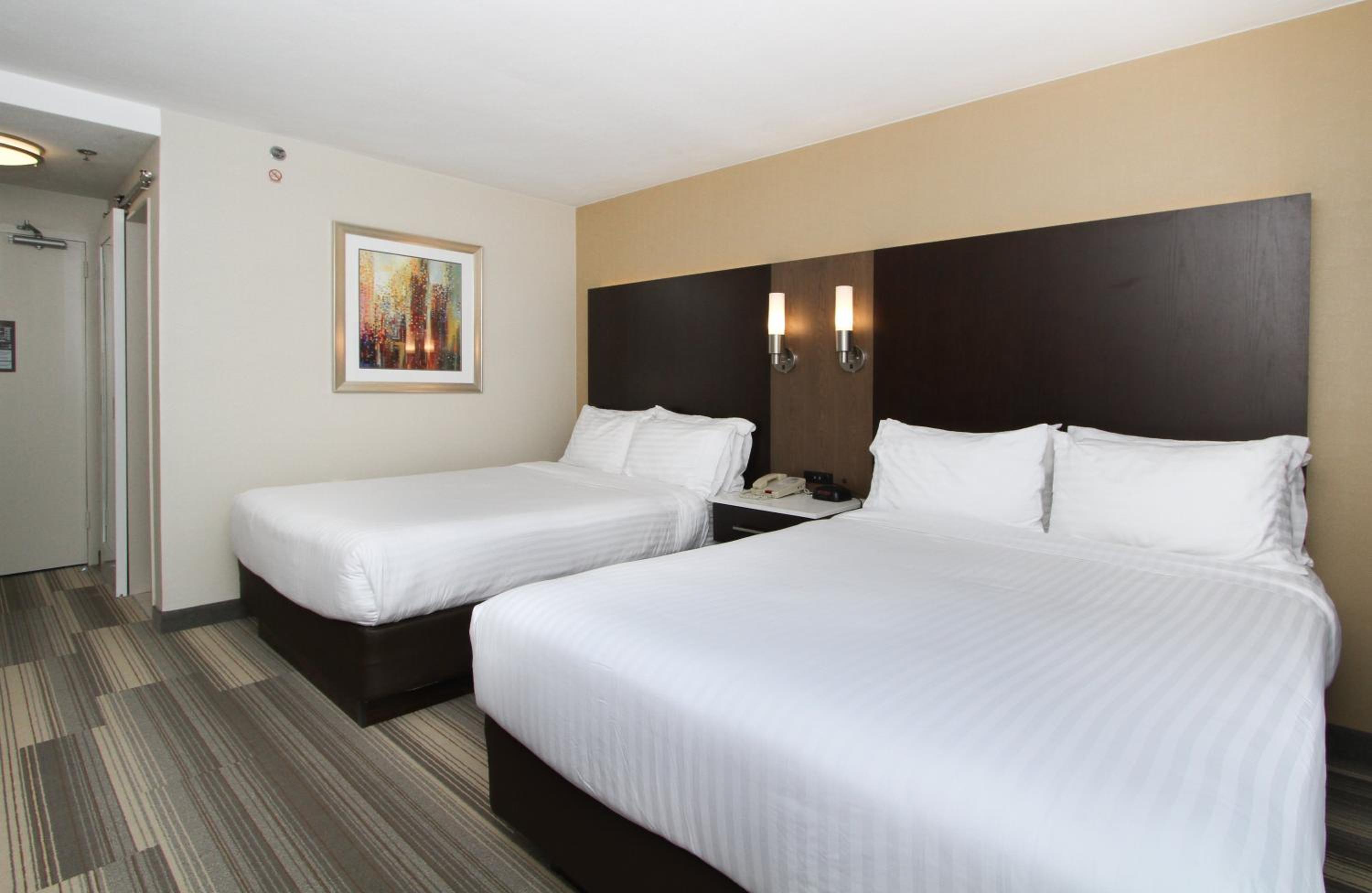 Standard Queen Room with Two Queen Beds photo 2