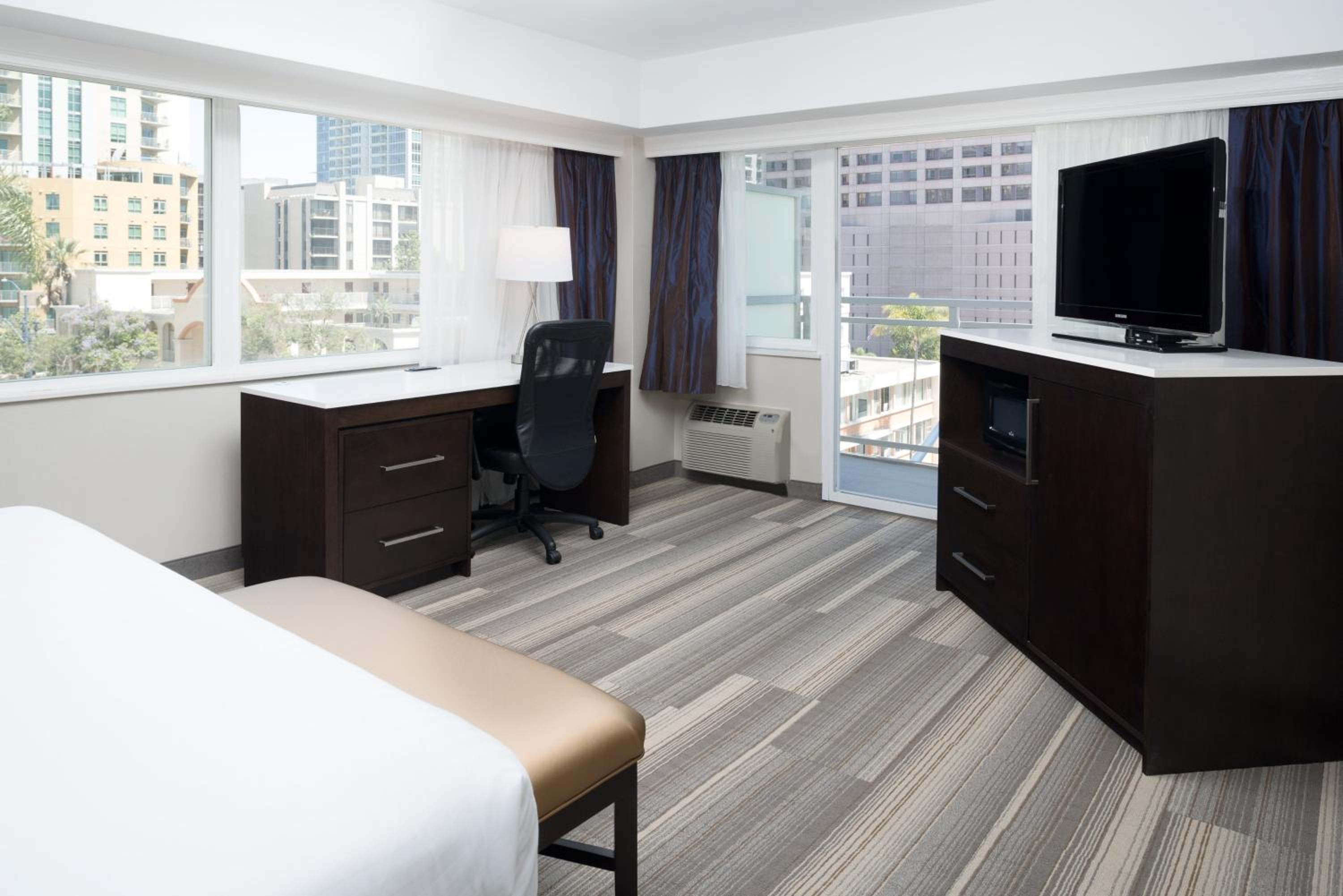 One-Bedroom King Suite with Balcony 1 photo 3