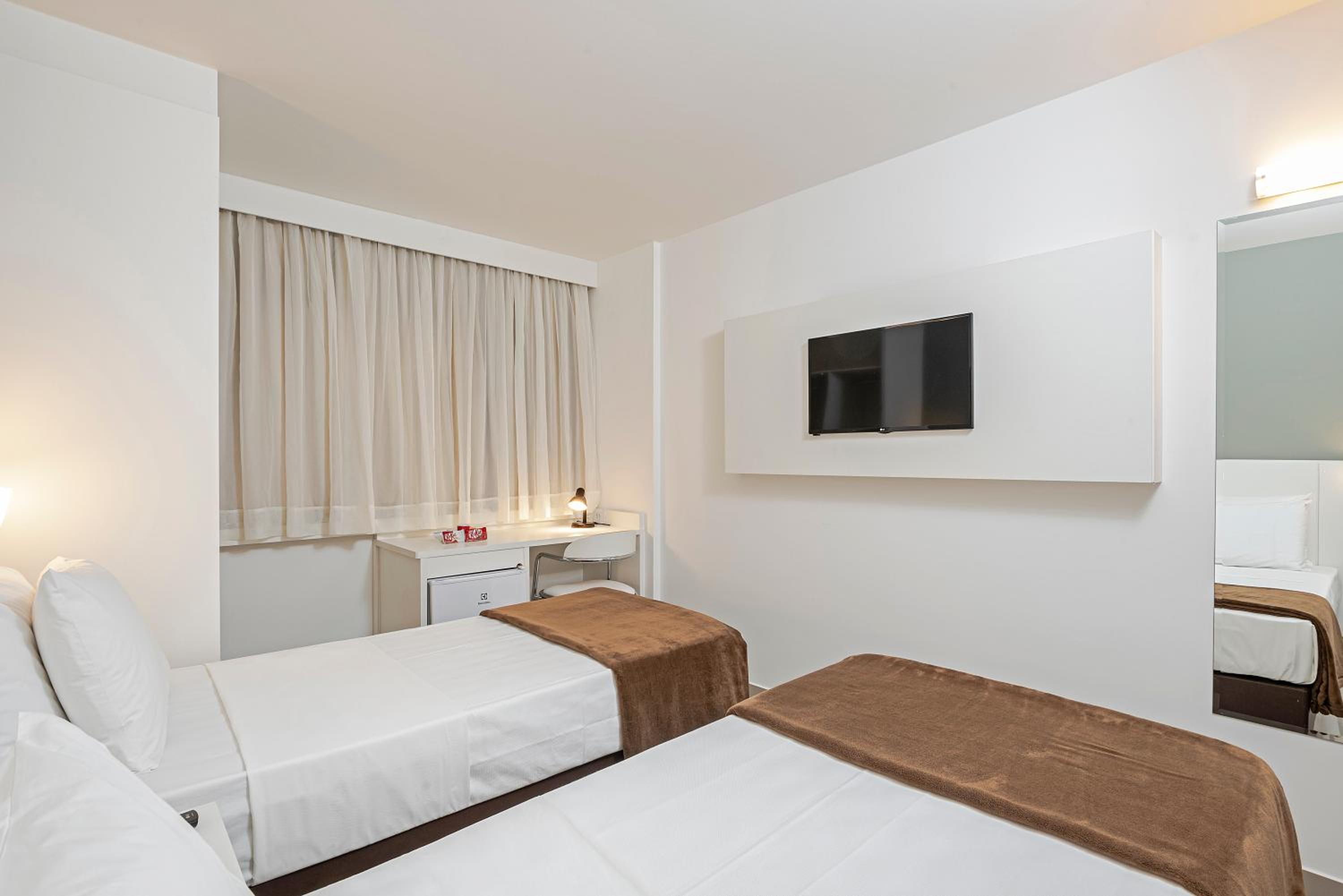 Standard Twin Room - Photo 4
