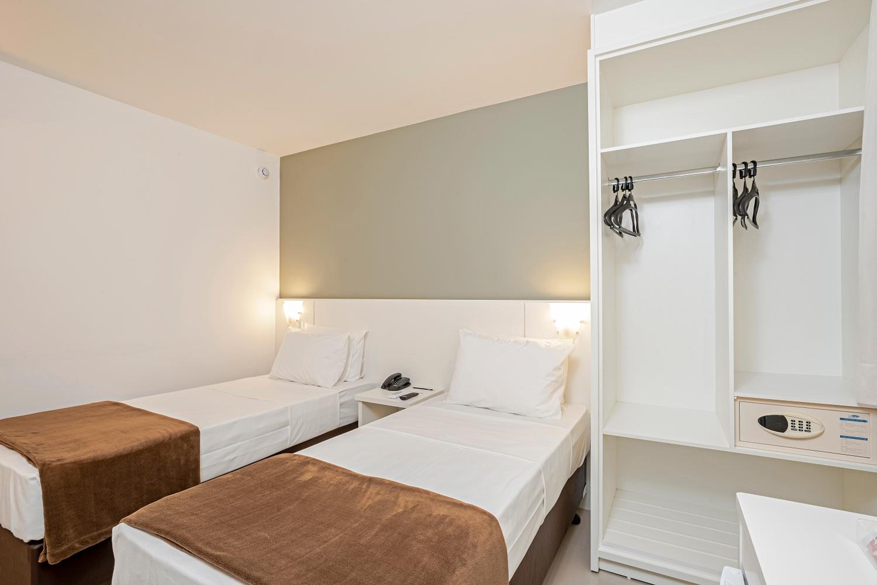 Standard Twin Room - Photo 6