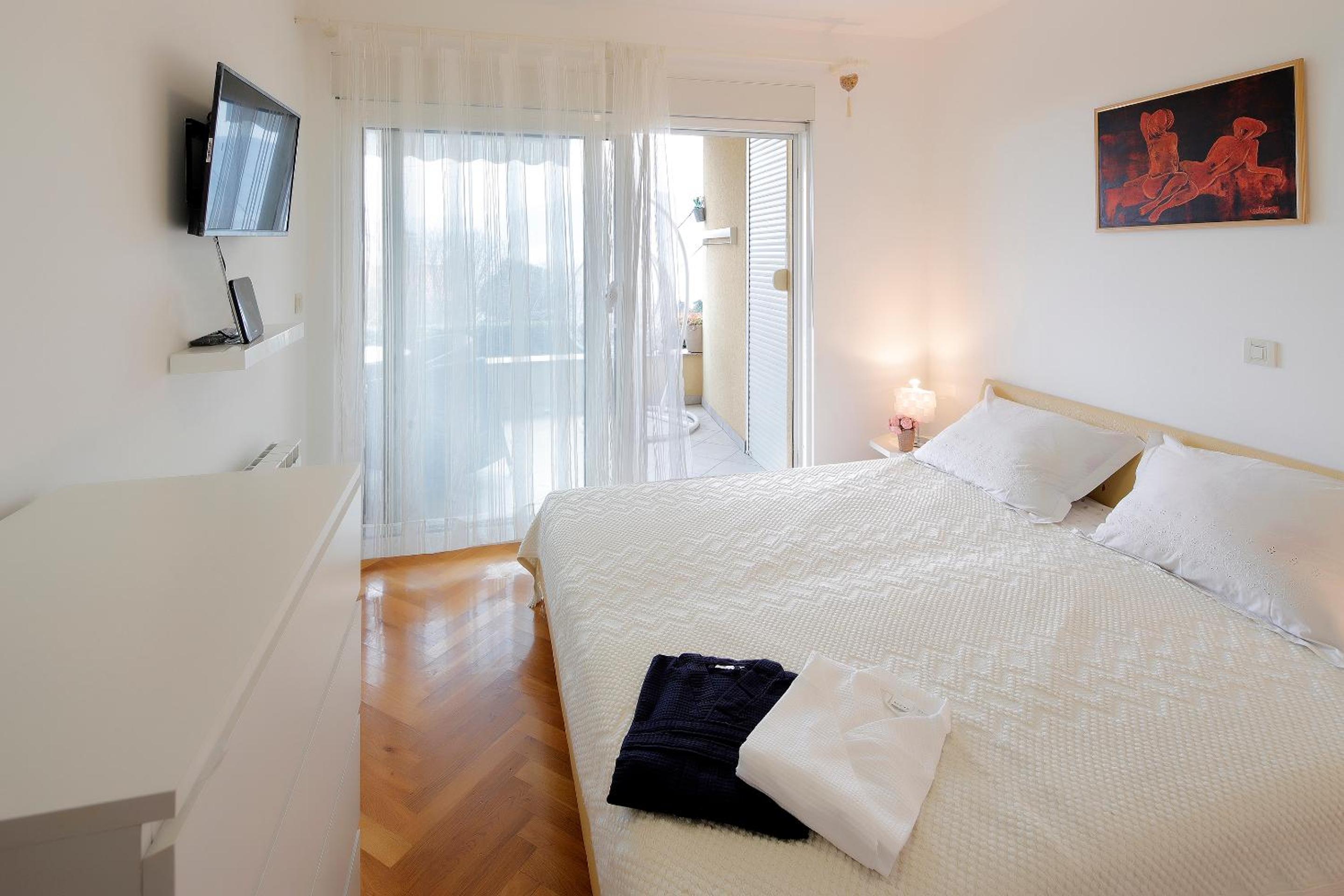 One-Bedroom Apartment photo 2