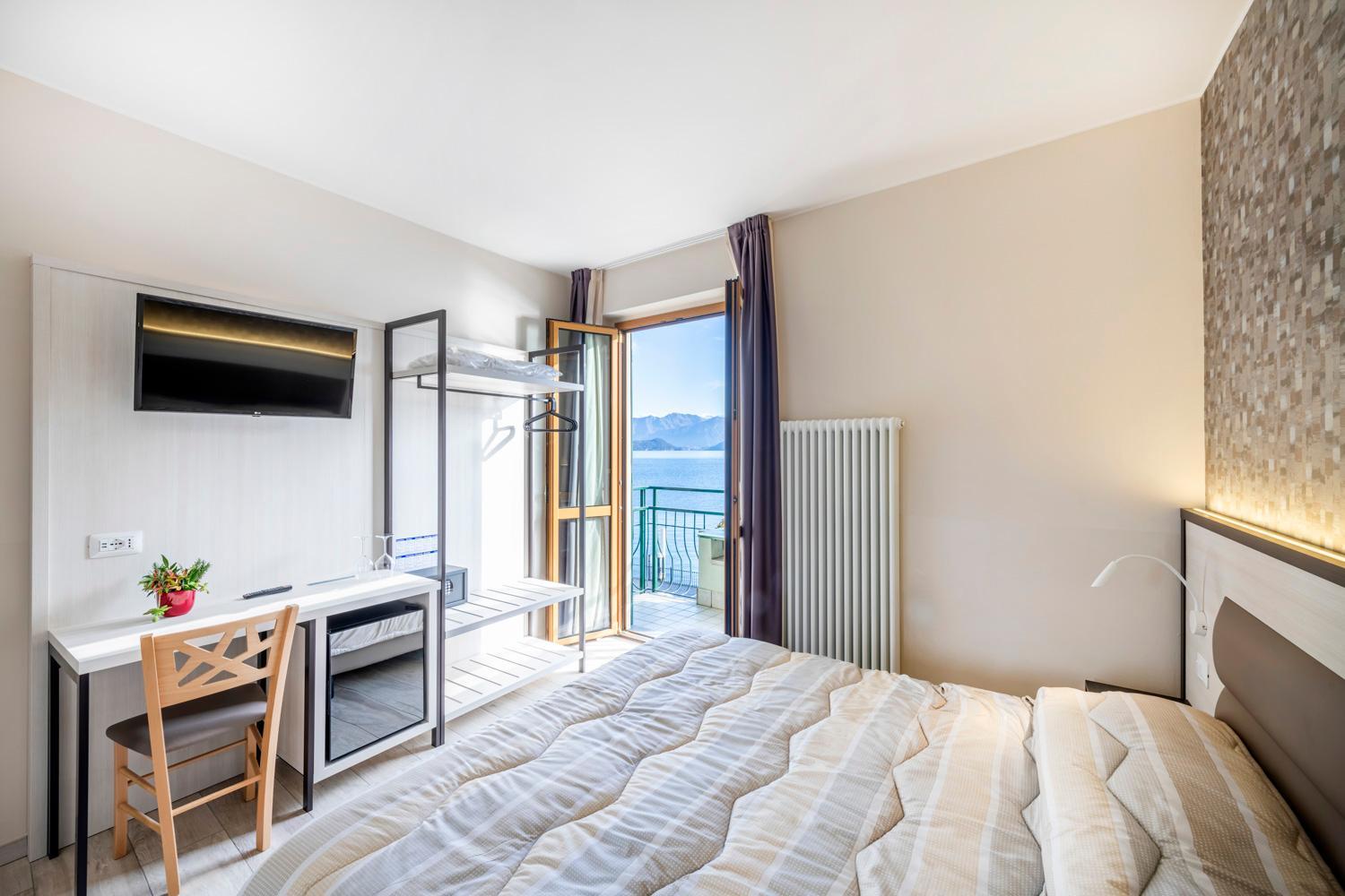 Superior Double Room with Balcony and Lake View