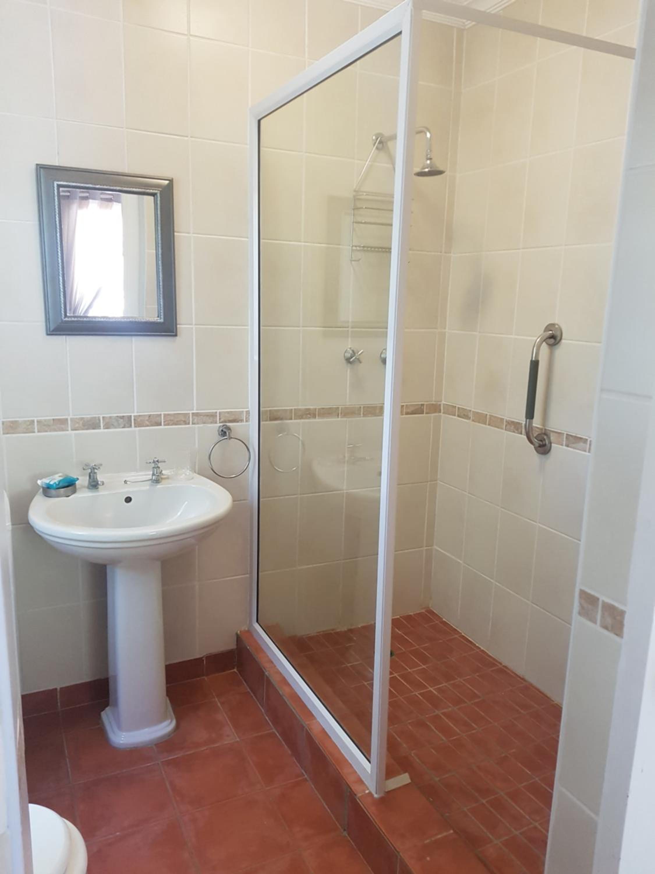 Double Room with Private Bathroom - Photo 4