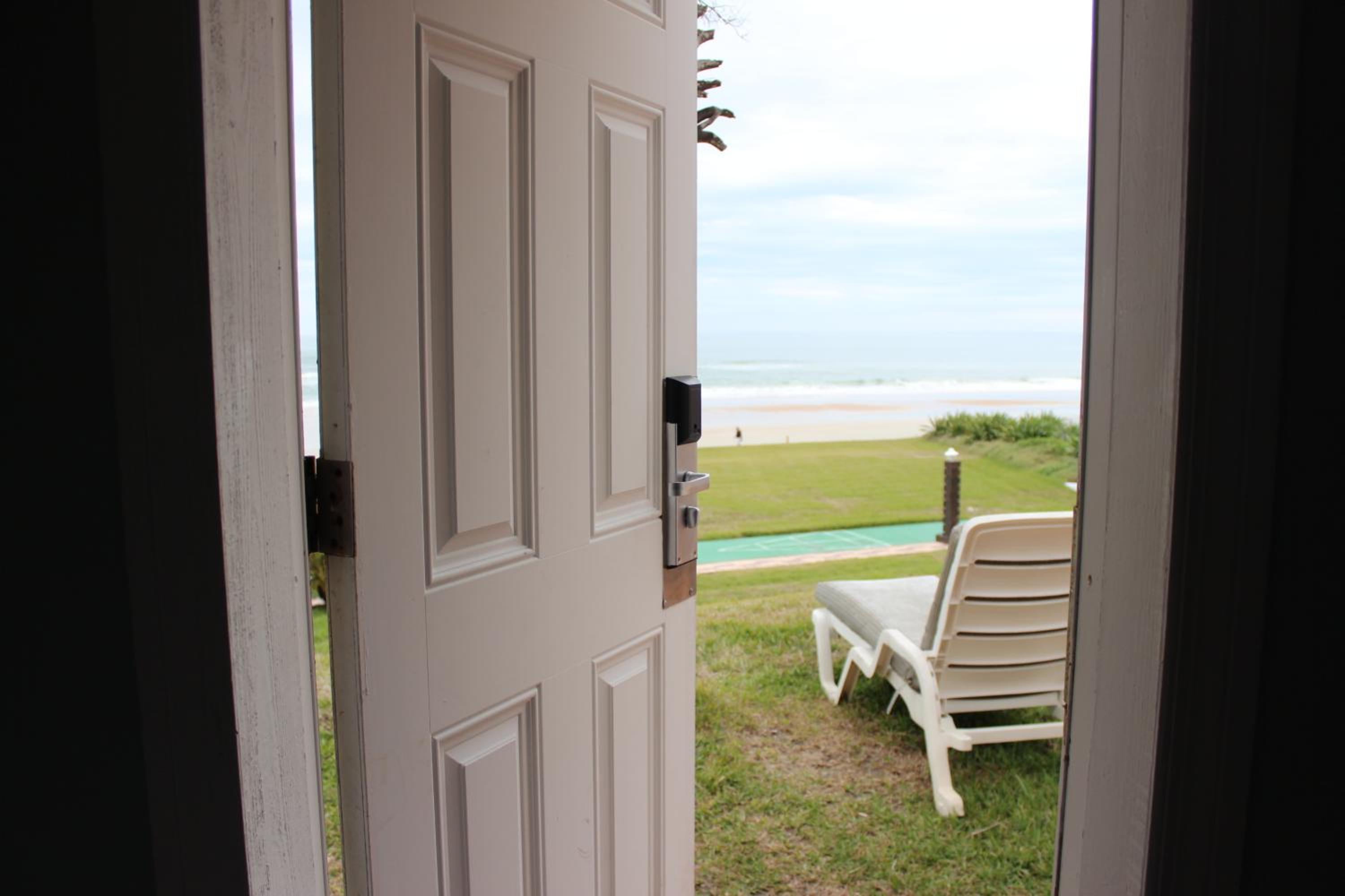 Cottage with Ocean Front - Photo 11