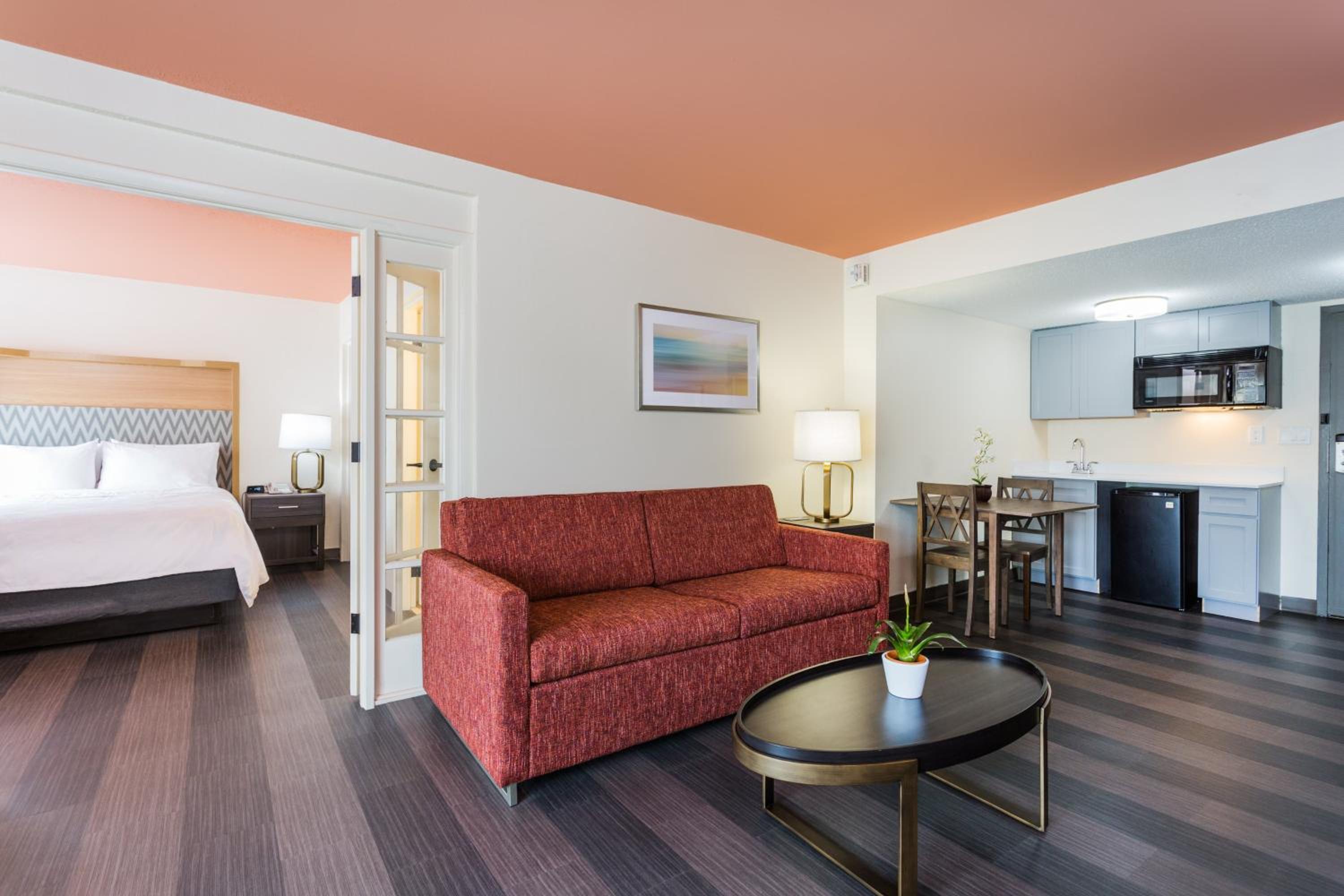 Deluxe Queen Suite - Photo 4