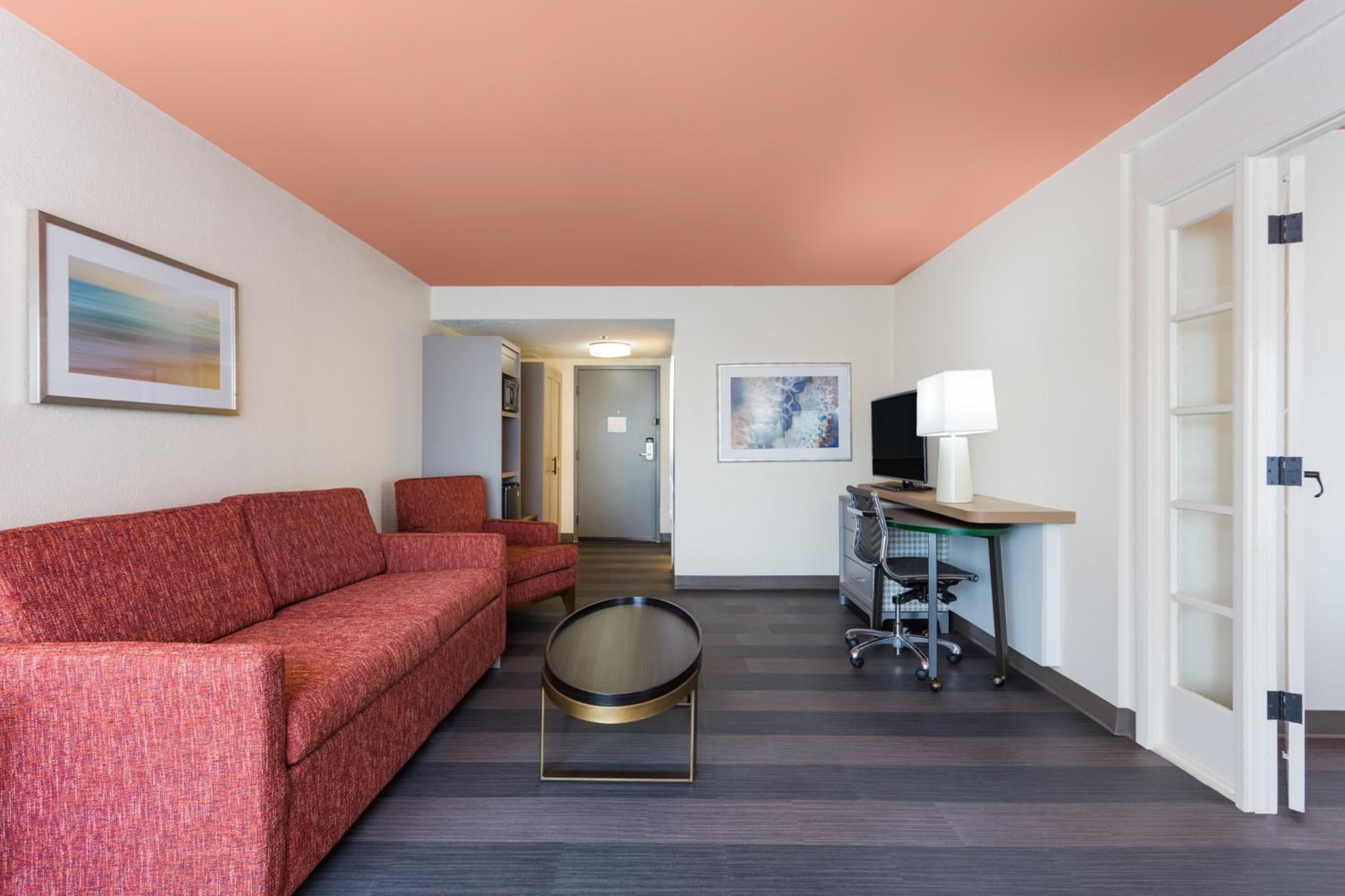 Queen Suite - Photo 1