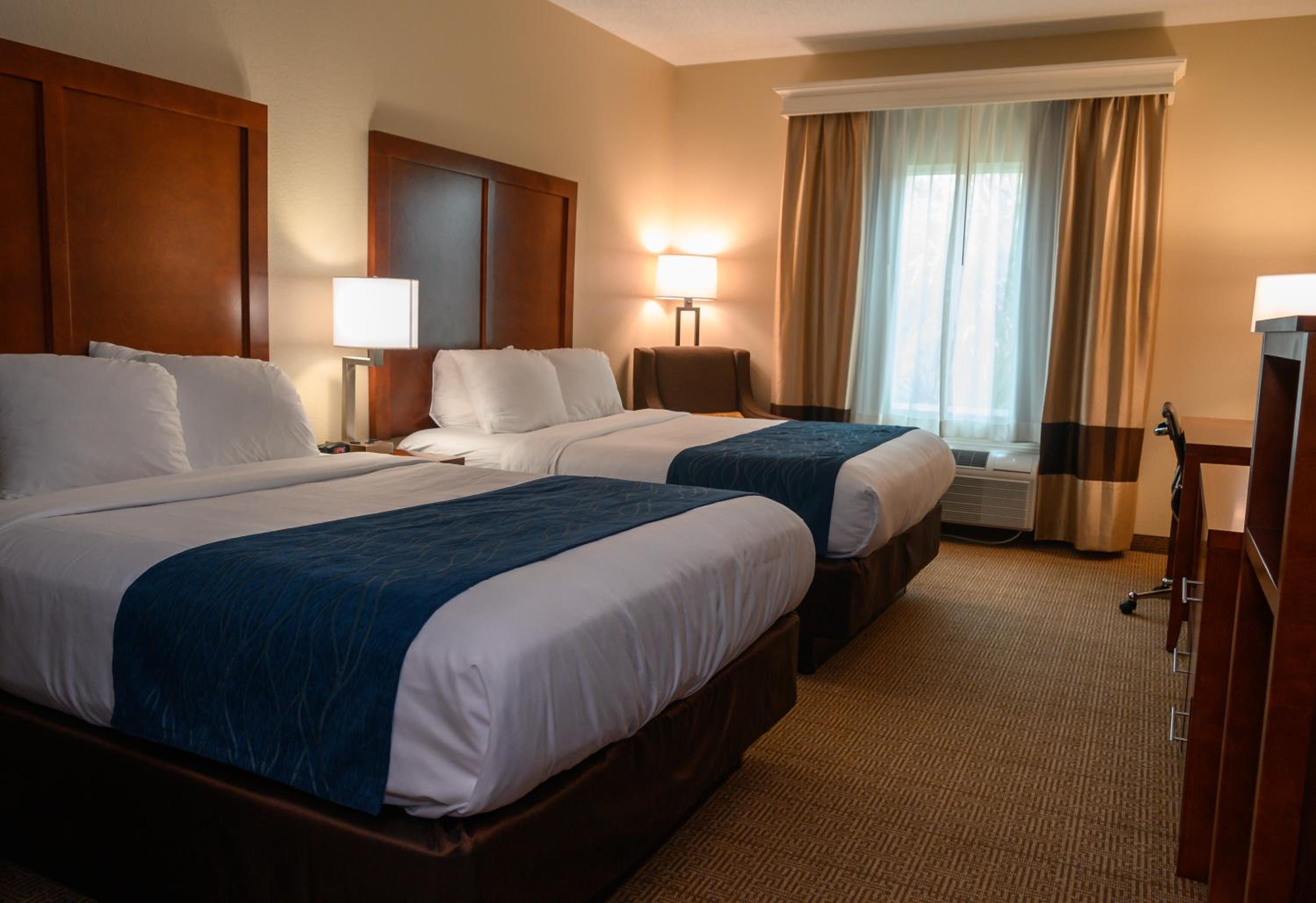 Superior Queen Room with Two Queen Beds and Tub - Non-Smoking - Photo 5