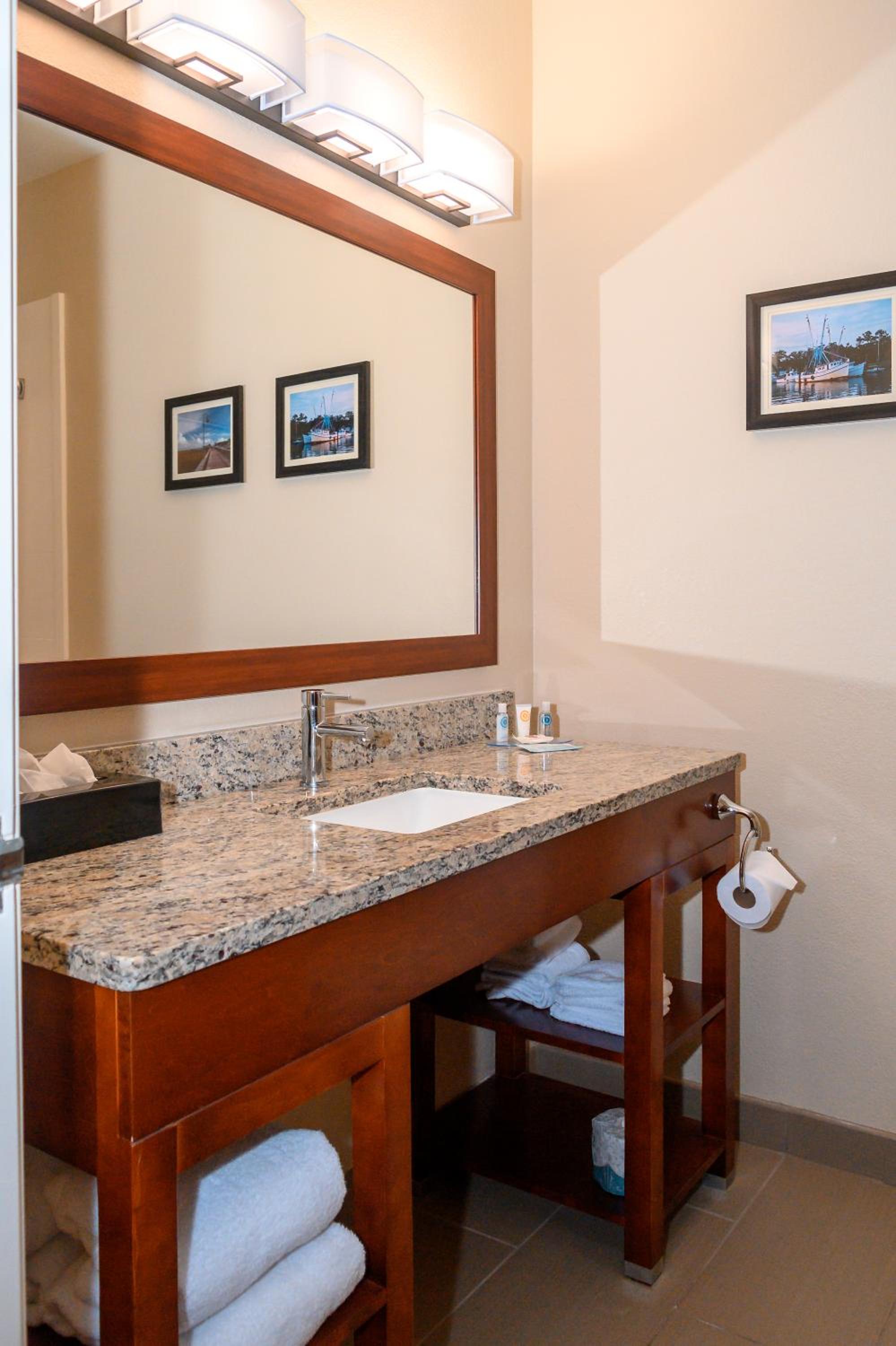 King Suite - Non-Smoking - Photo 2