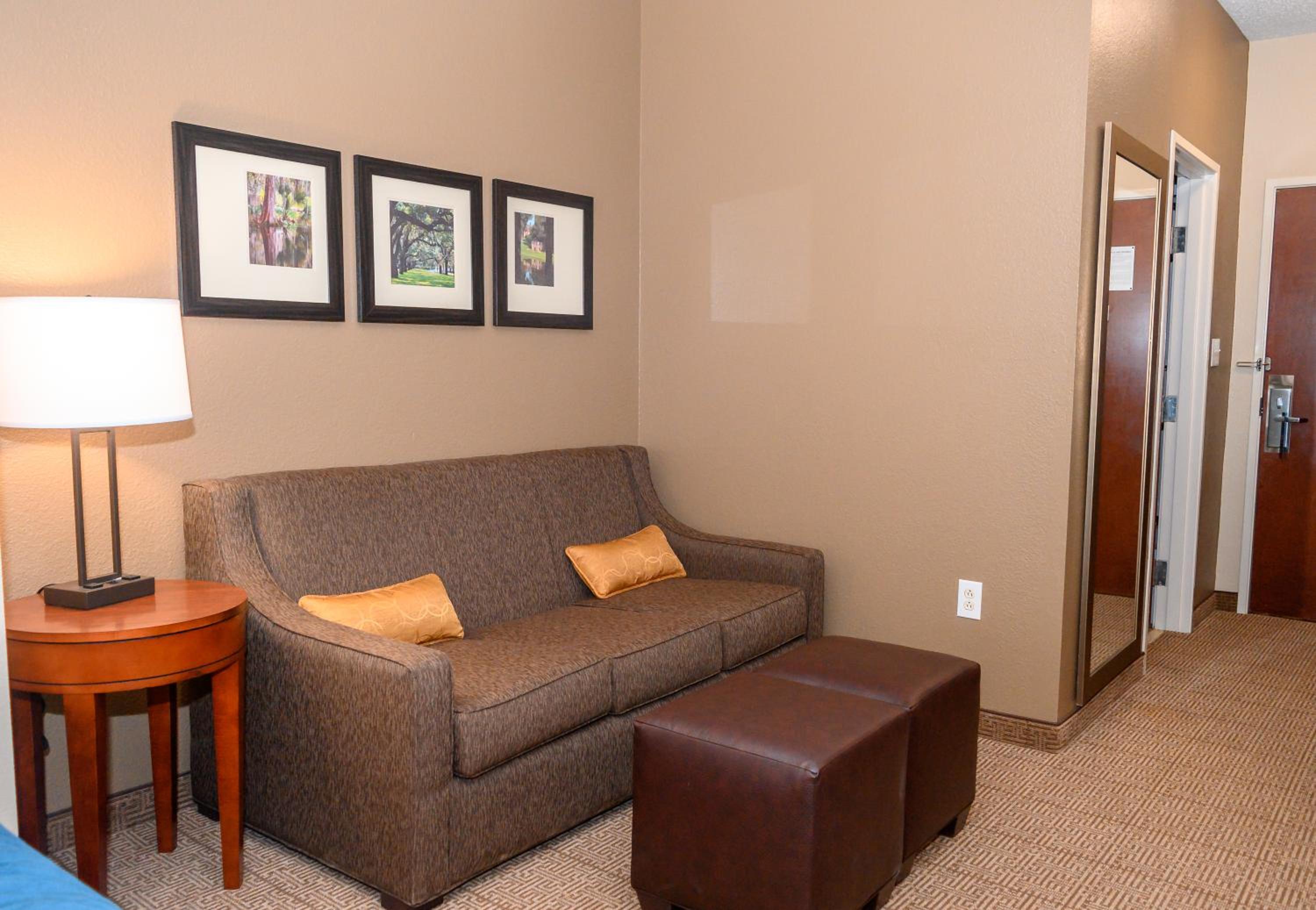 King Suite - Non-Smoking - Photo 5