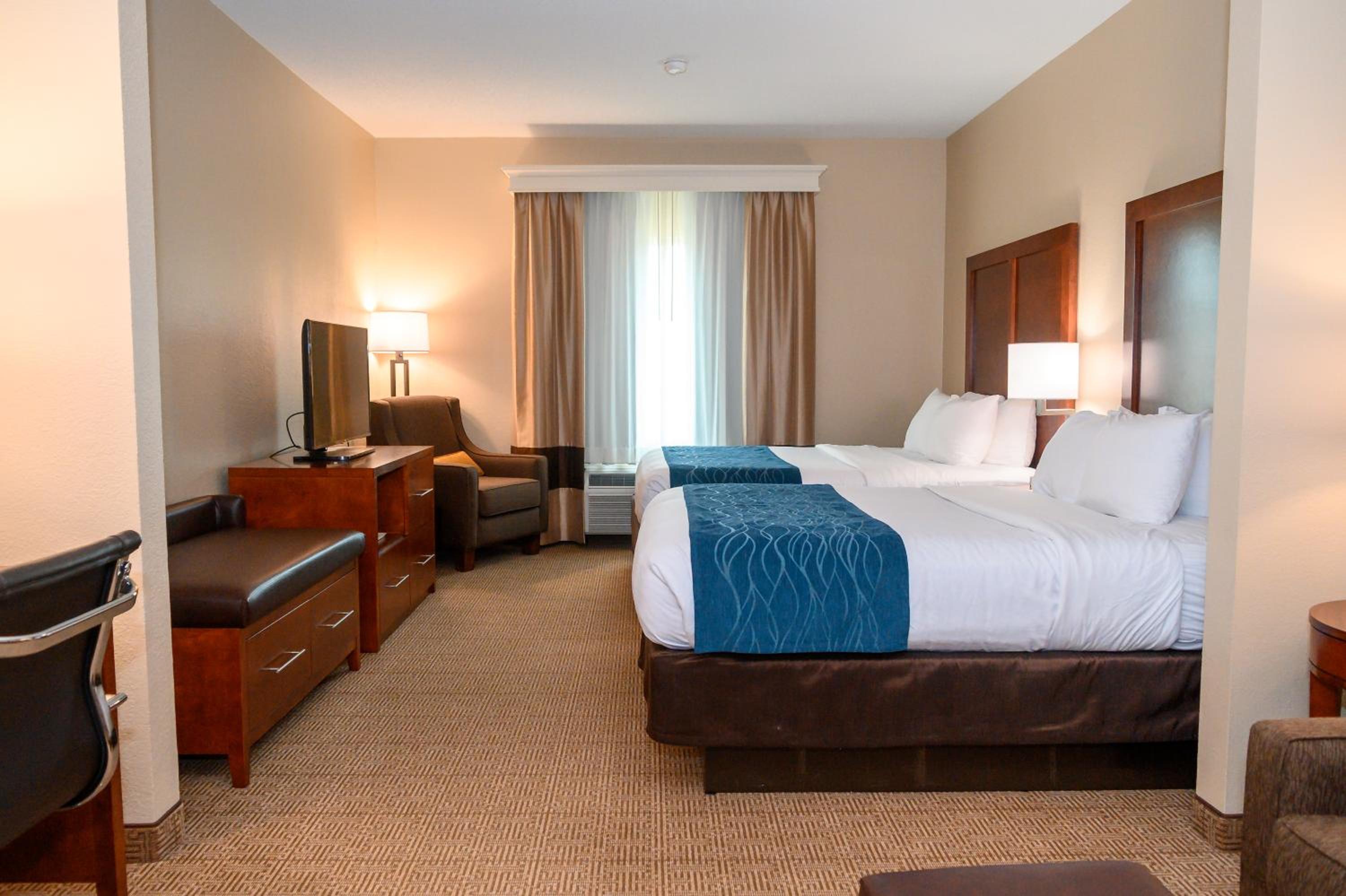 Queen Room with Two Queen Beds - Non-Smoking - Photo 2
