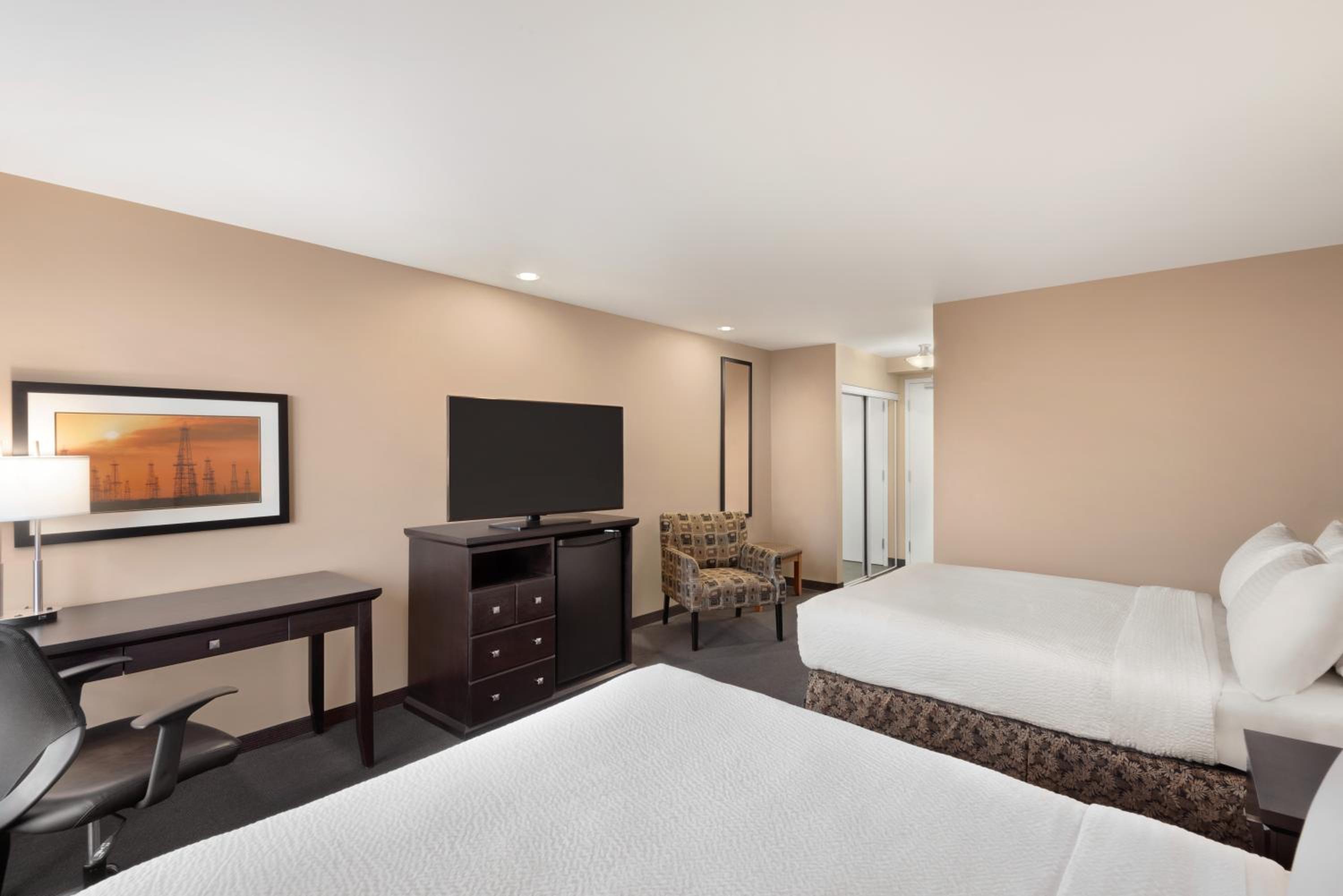 Queen Room with Two Queen Beds - Non-Smoking - Photo 1