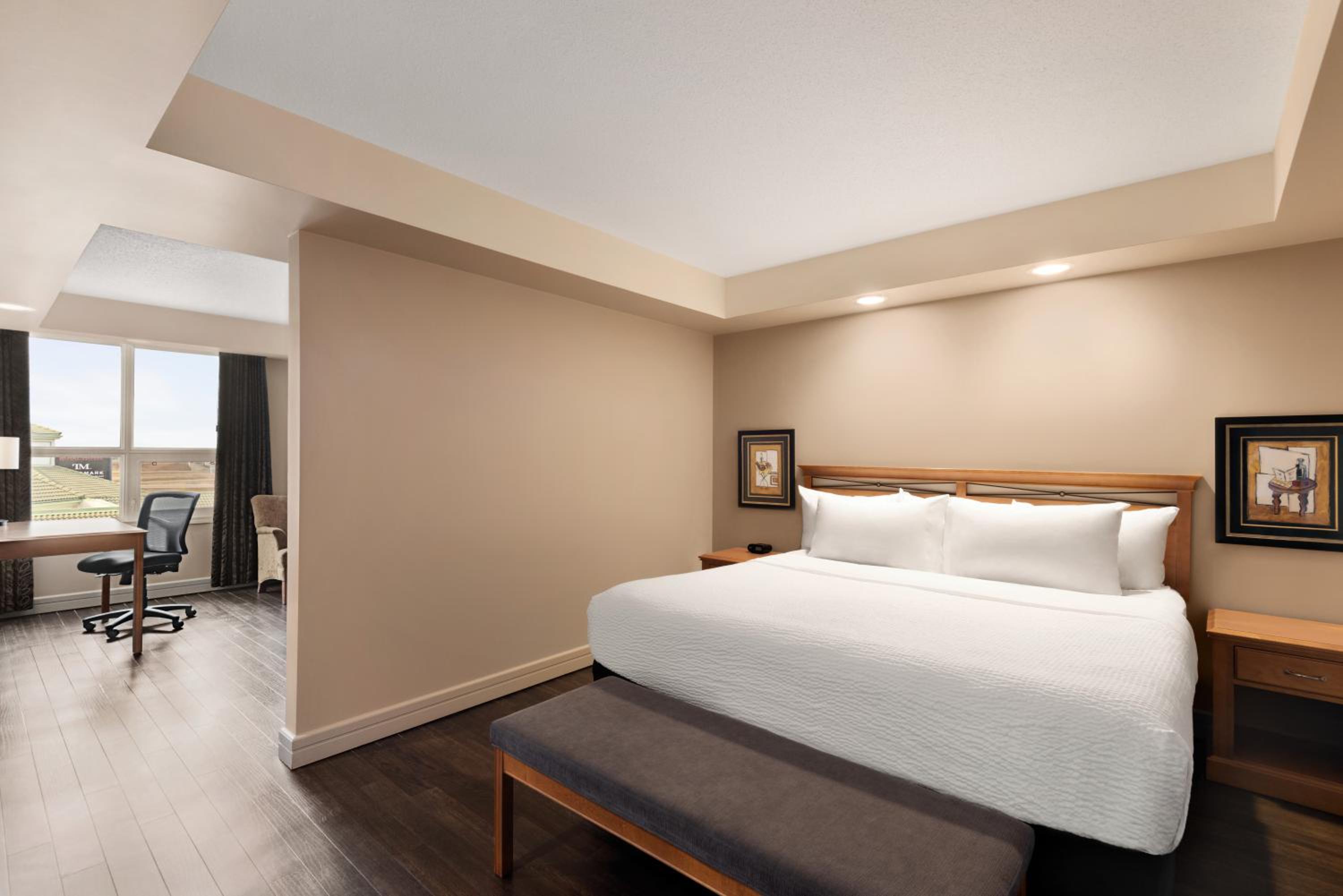 Superior King Suite - Non-Smoking - Photo 2