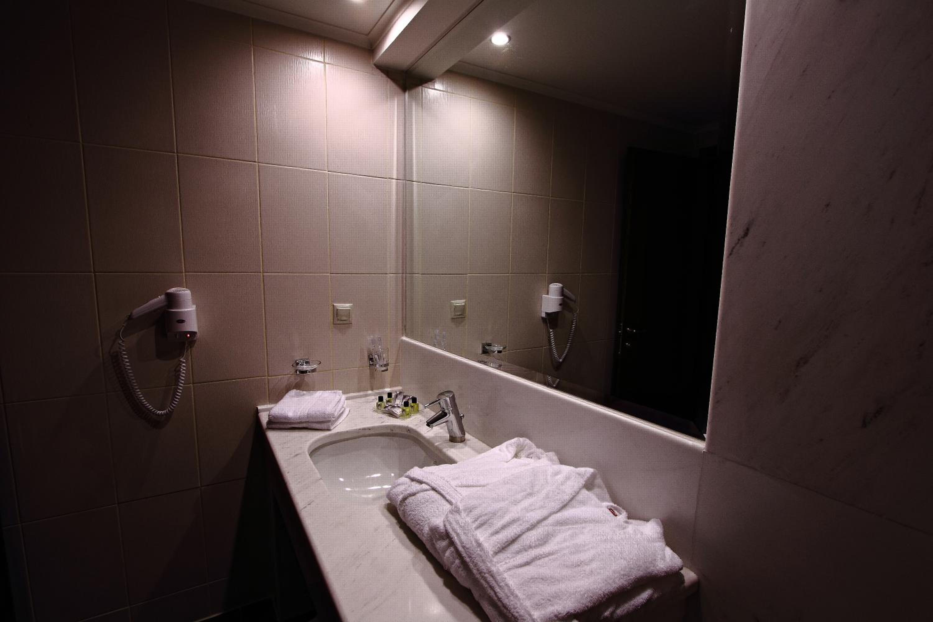 Double or Twin Room - Photo 3