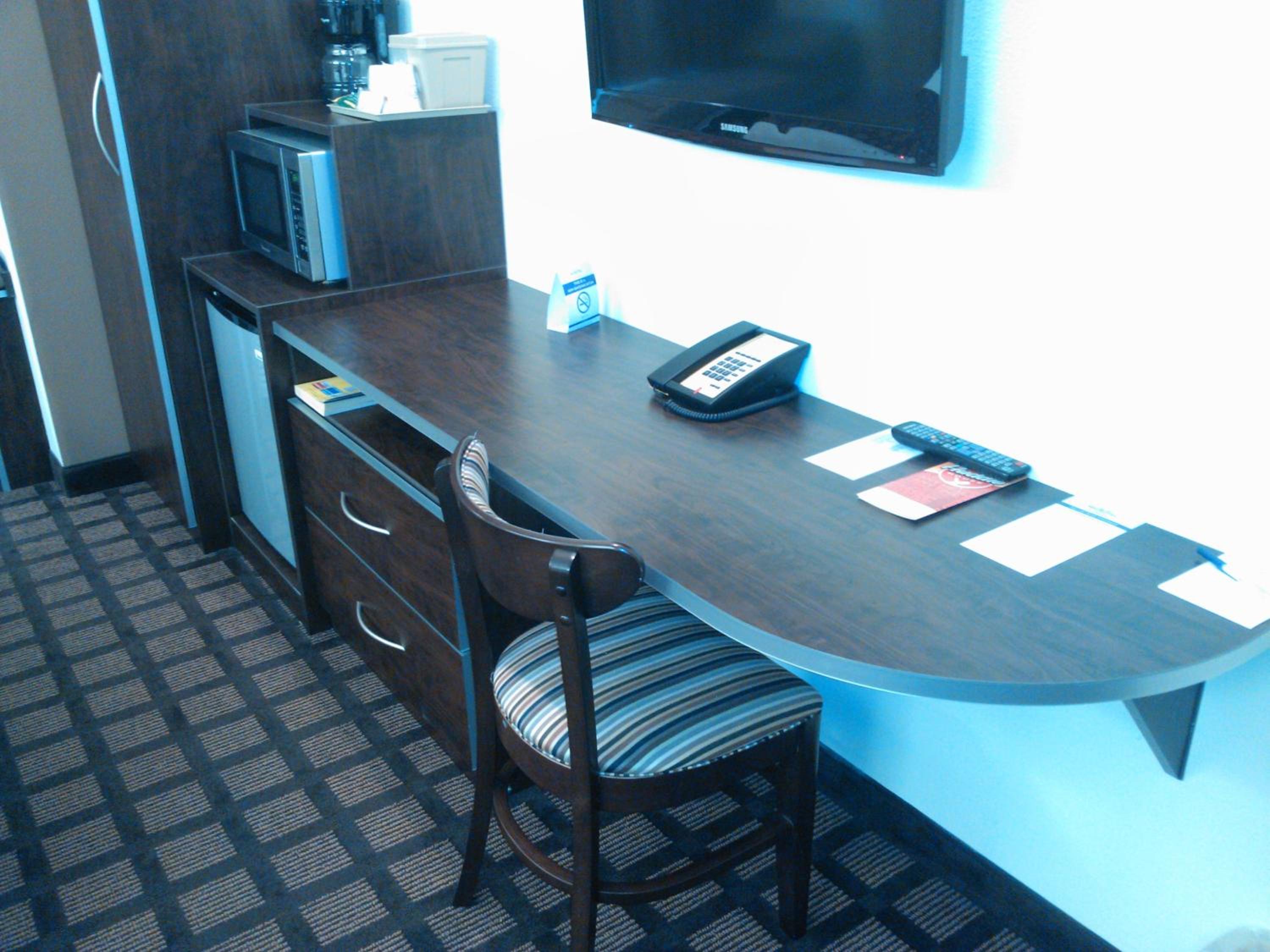 Queen Room with Roll In Shower - Mobility Accessible Suite/Non-Smoking - Photo 3