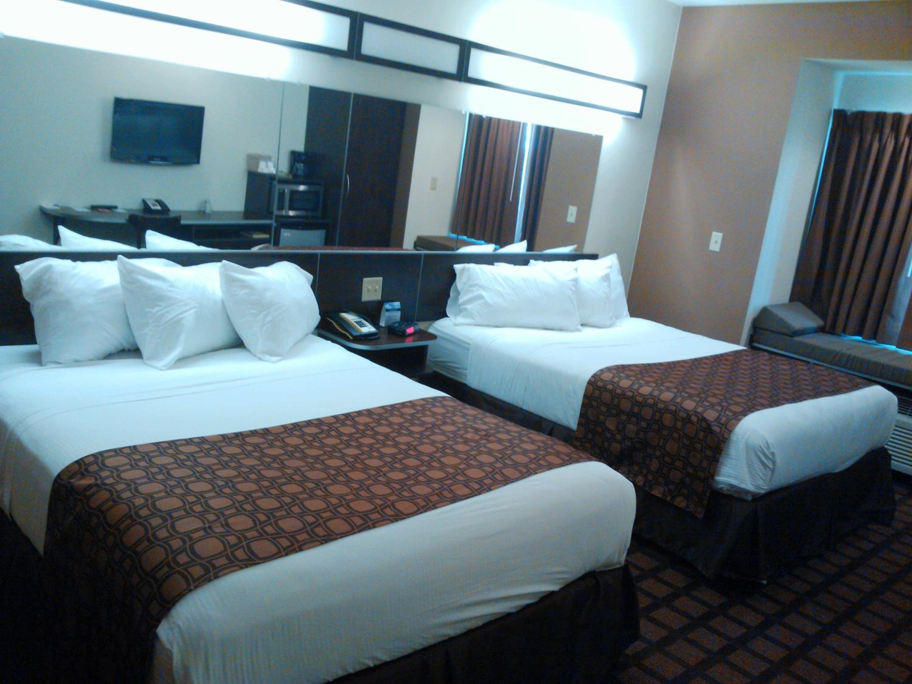 Queen Room with Two Queen Beds - Non-Smoking - Photo 6