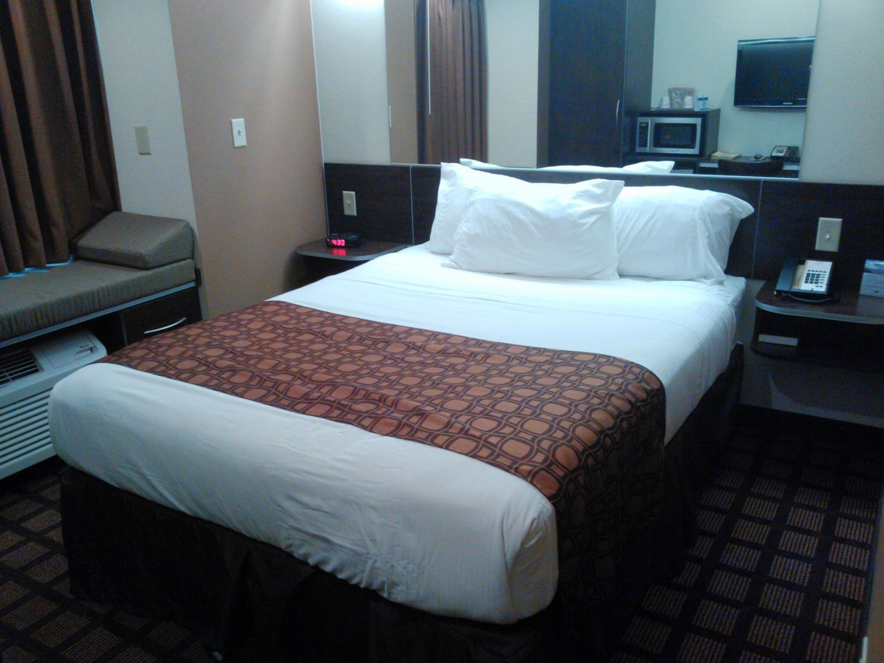 Queen Room - Non-Smoking - Photo 4