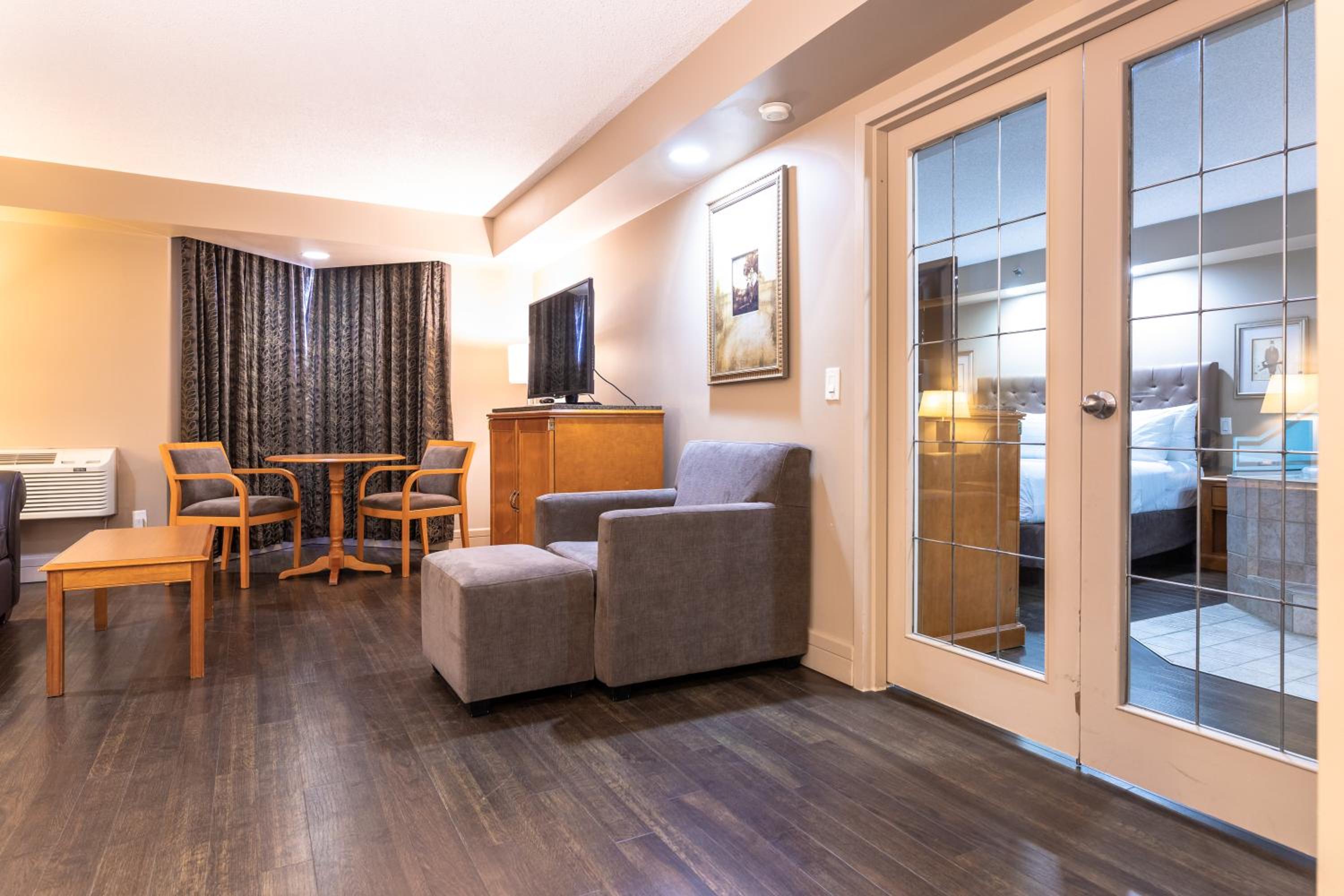 Deluxe One-Bedroom King Suite - Non-Smoking - Photo 2