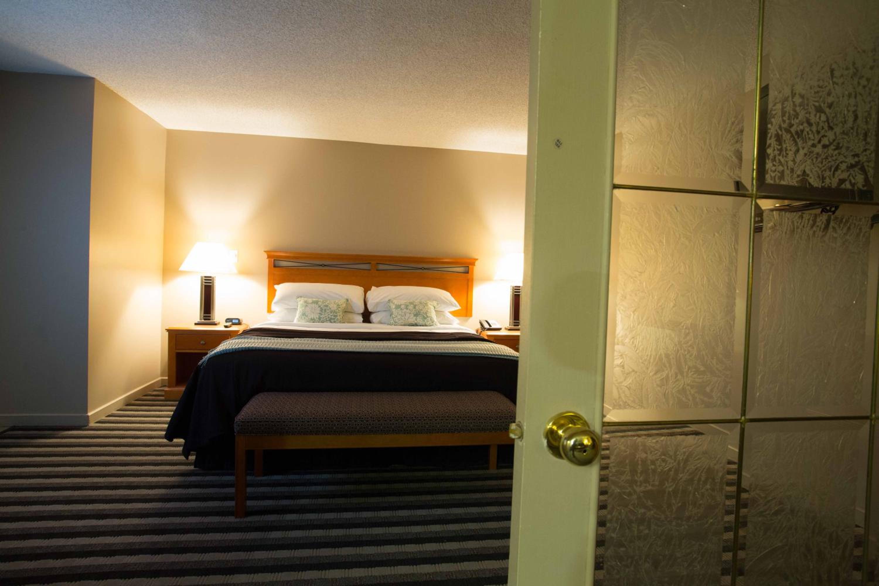 Deluxe One-Bedroom King Suite - Non-Smoking - Photo 5