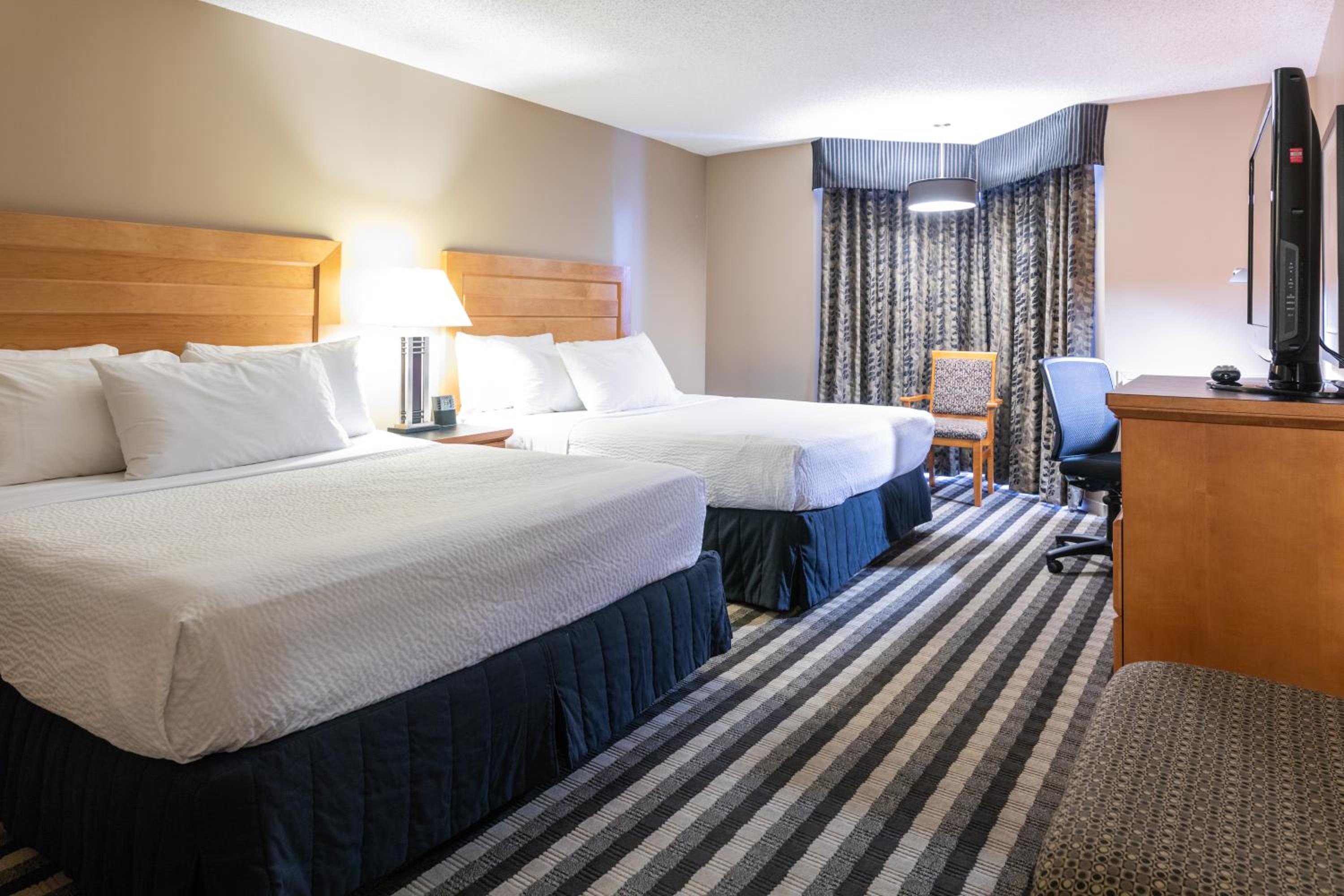 Queen Room with Two Queen Beds - Pet Friendly/Non-Smoking - Photo 3
