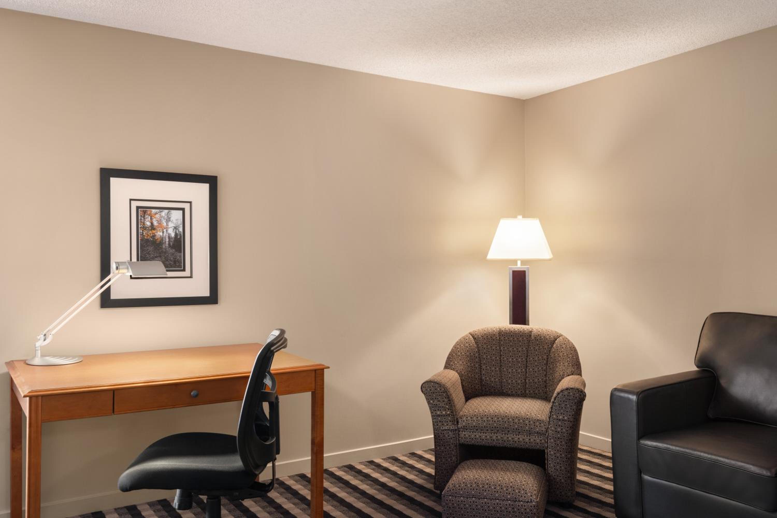 Deluxe King Room - Mobility Access/Non-Smoking - Photo 1