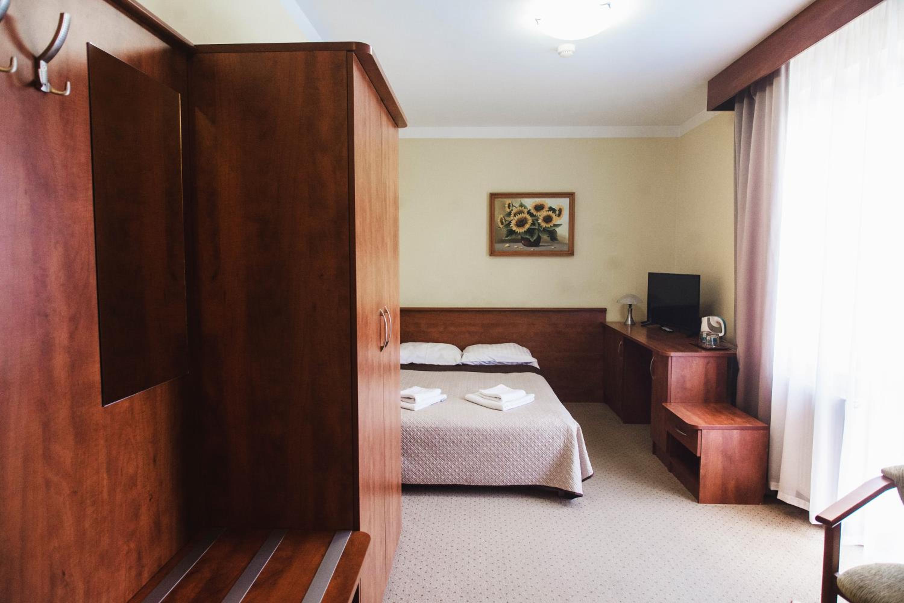 Queen Room with Pool View - Photo 2