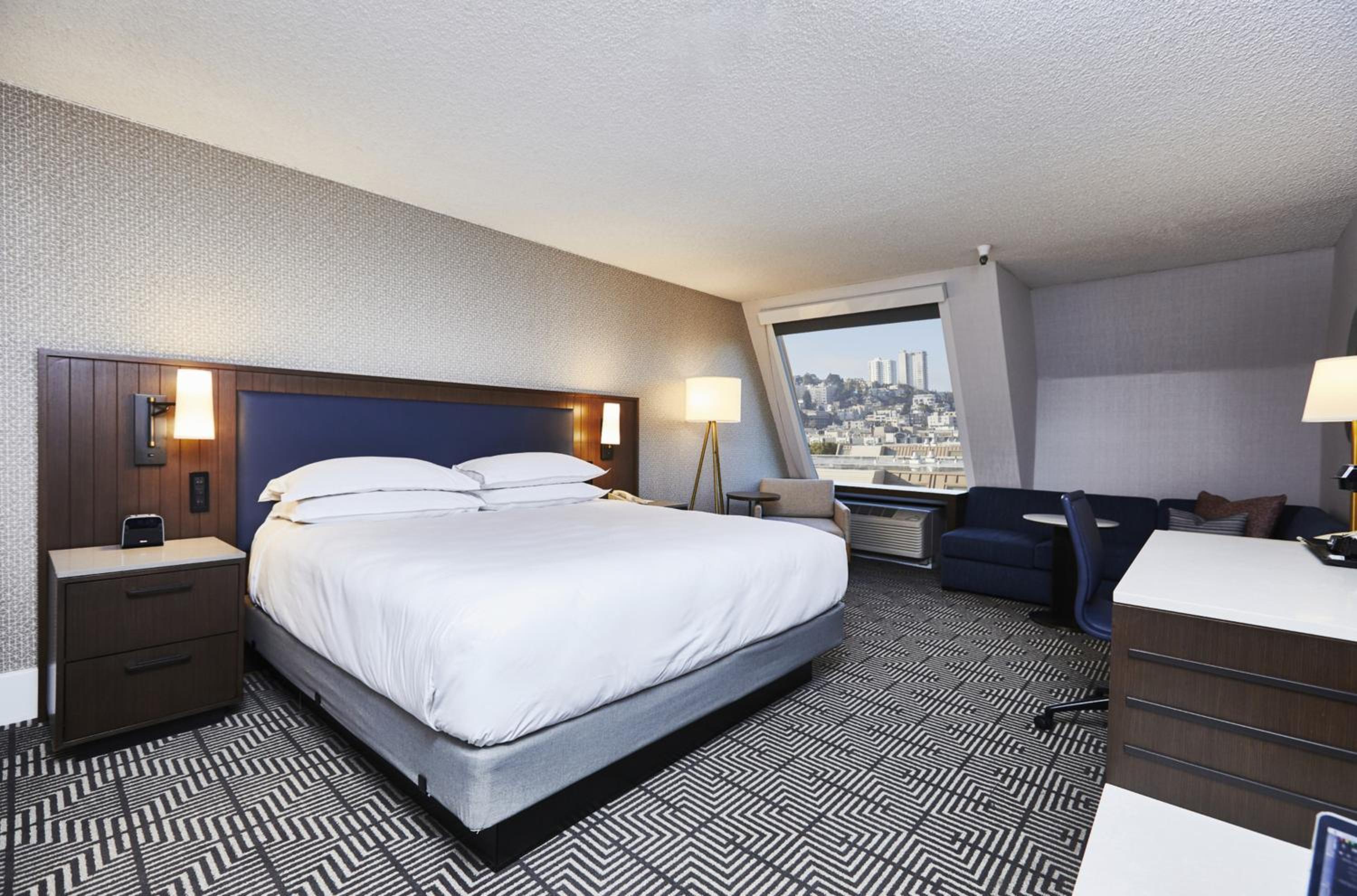 Deluxe King Room - Photo 3