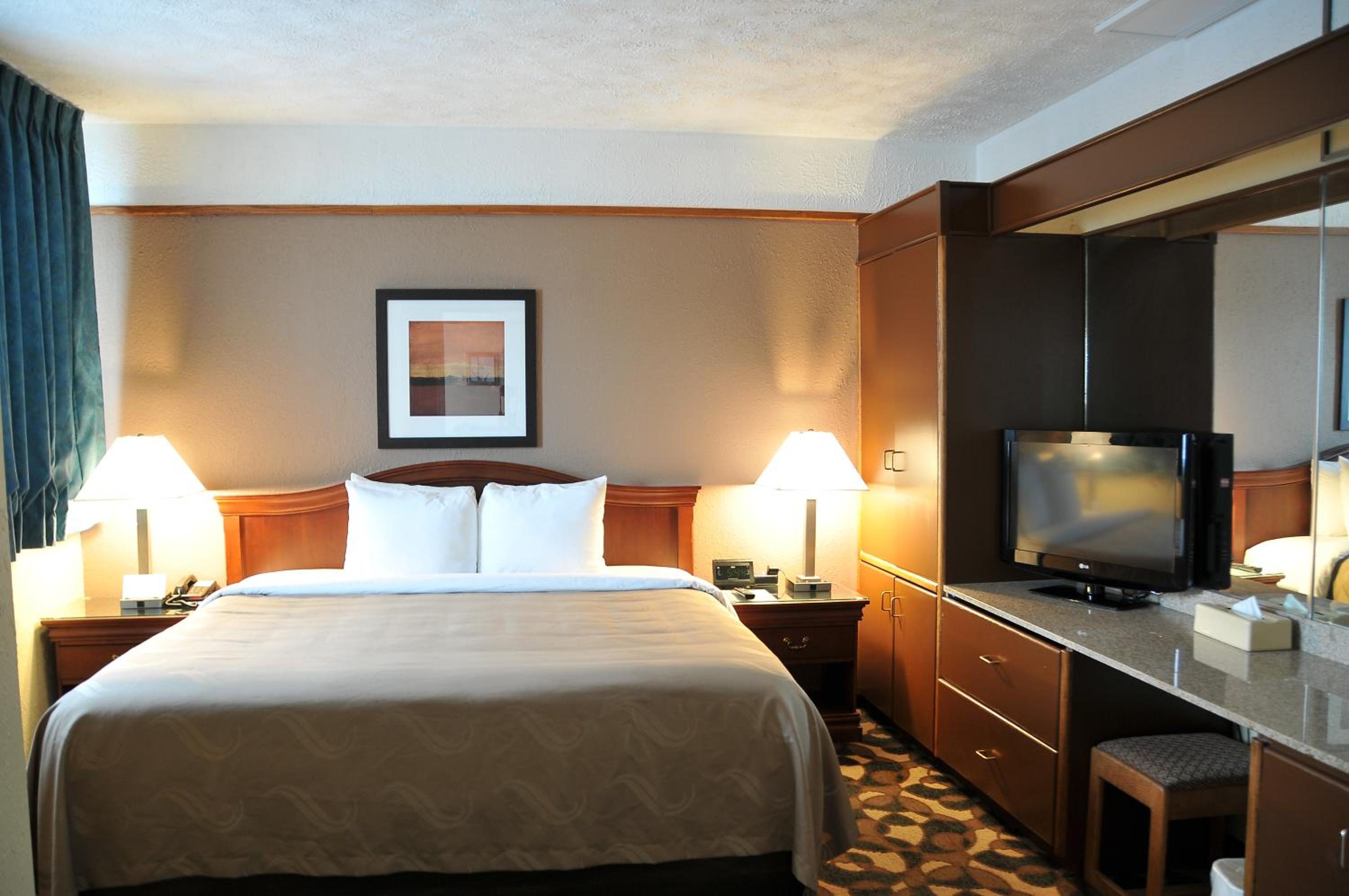 King Suite - Non-Smoking photo 3