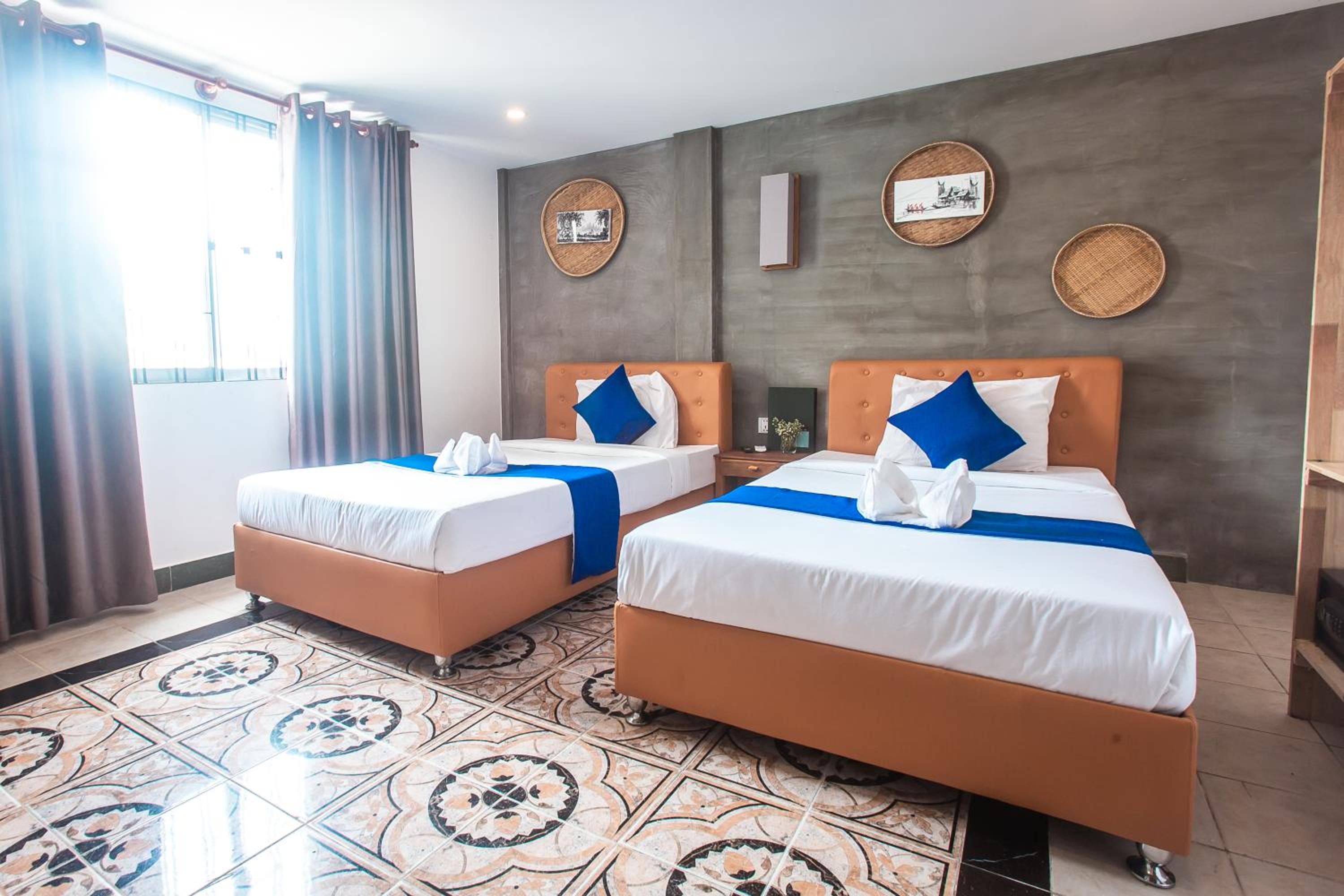 Superior Twin Room with City View - Photo 4