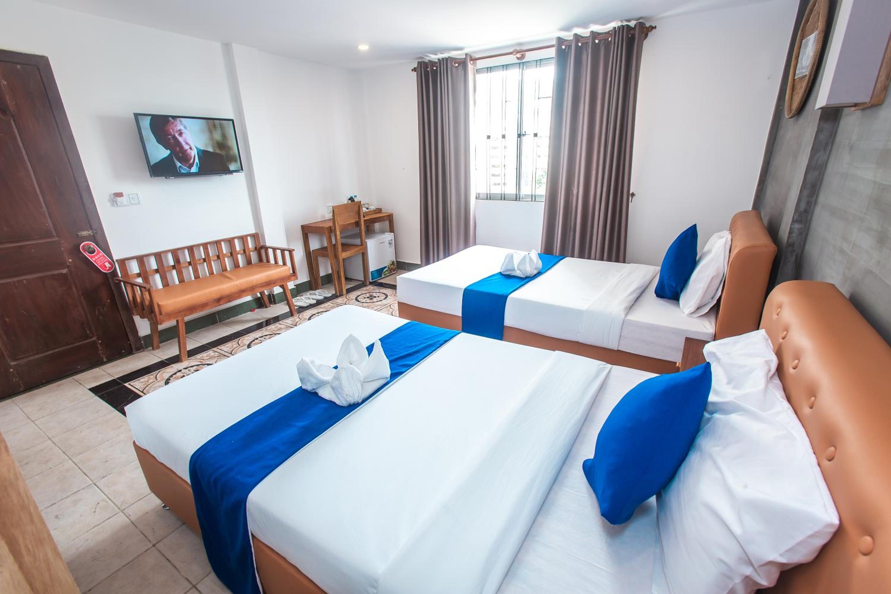 Superior Twin Room with City View - Photo 5