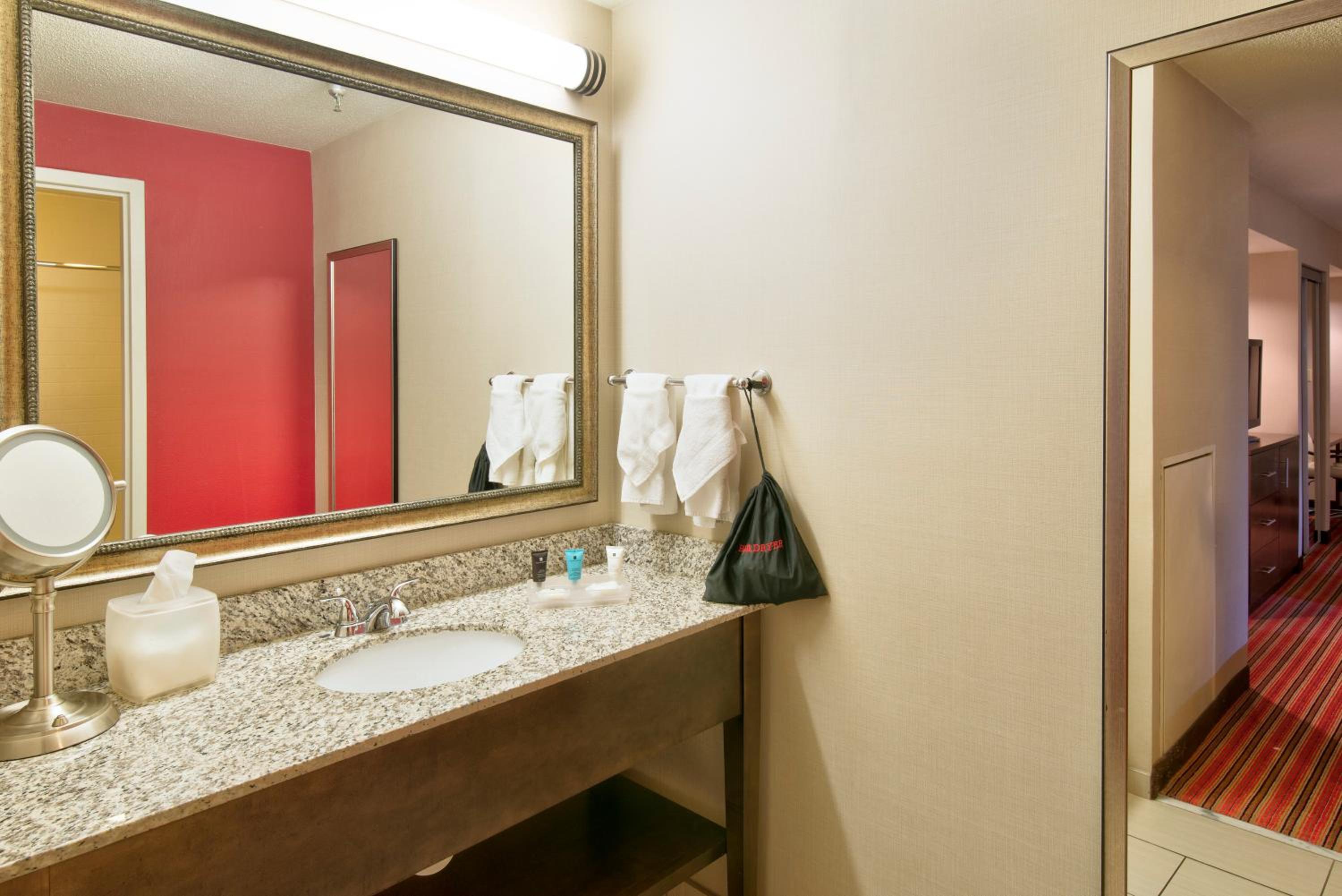 Premium King Room - Photo 2