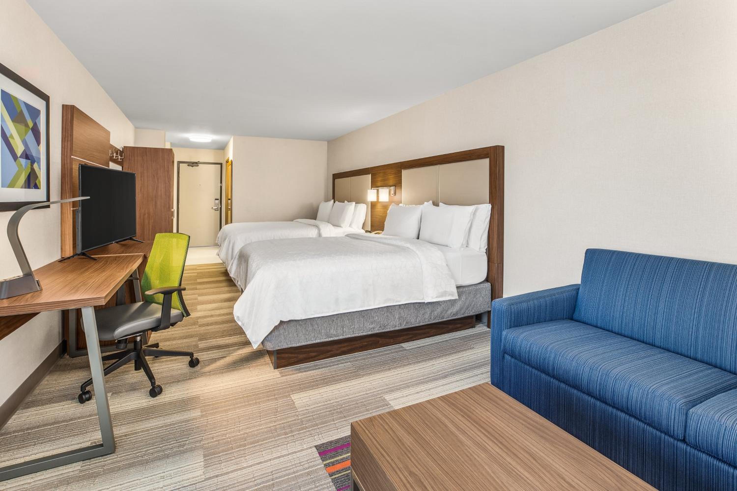 Queen Suite with Two Queen Beds photo 2