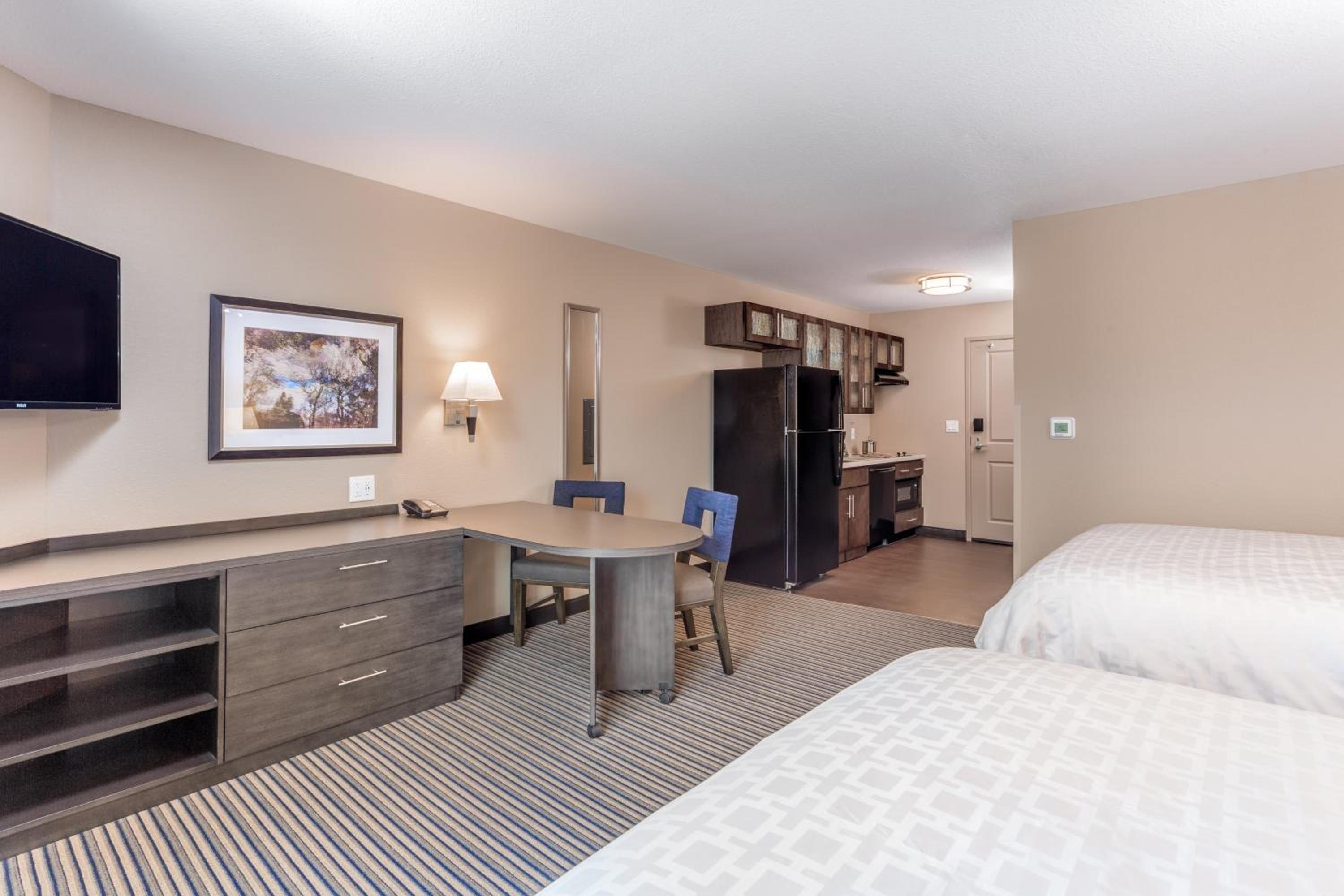 Queen Studio Suite with Two Queen Beds - Mobility Access Roll in Shower/Non-Smoking