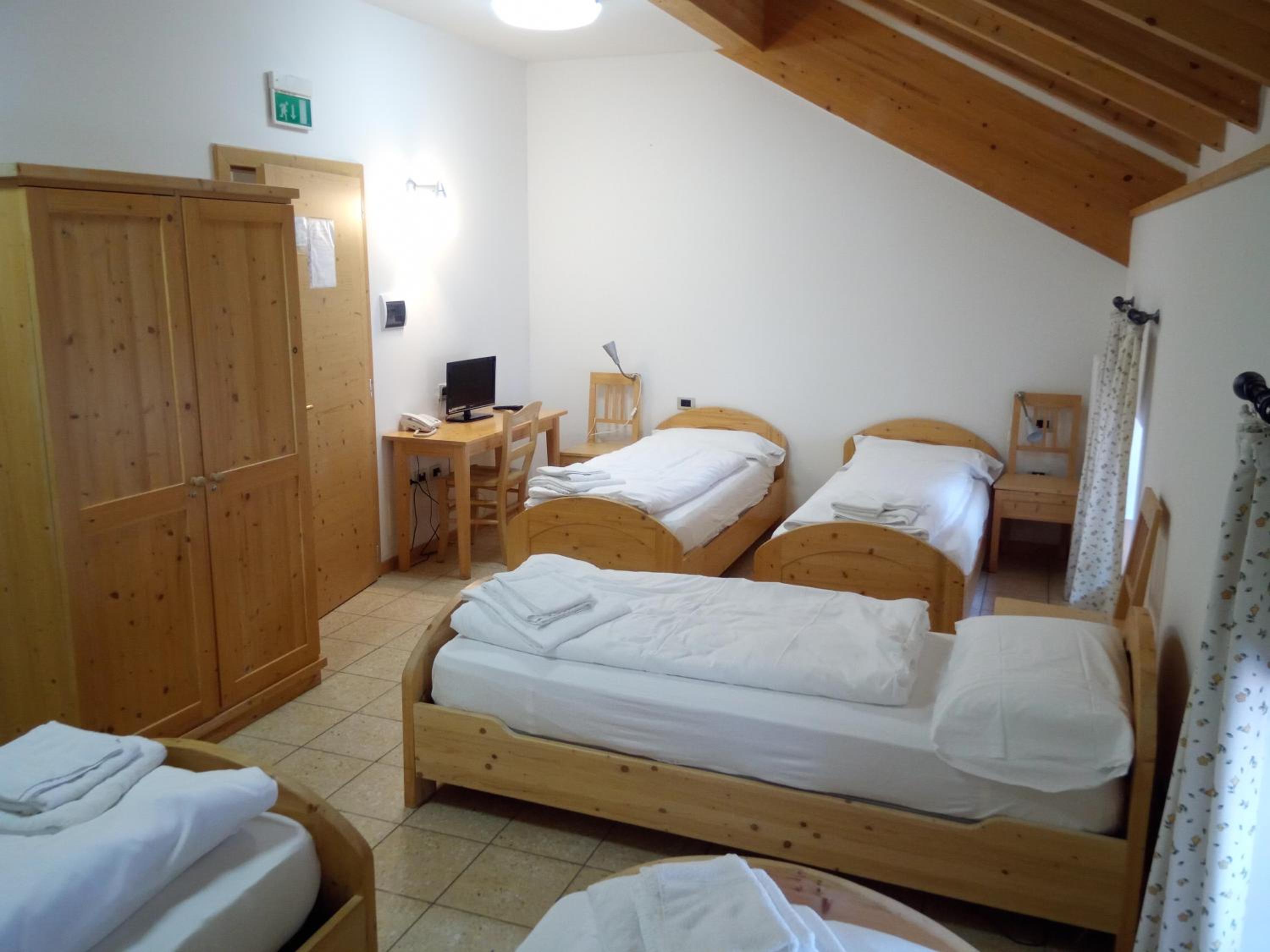 Quadruple Room with Private Bathroom photo 1