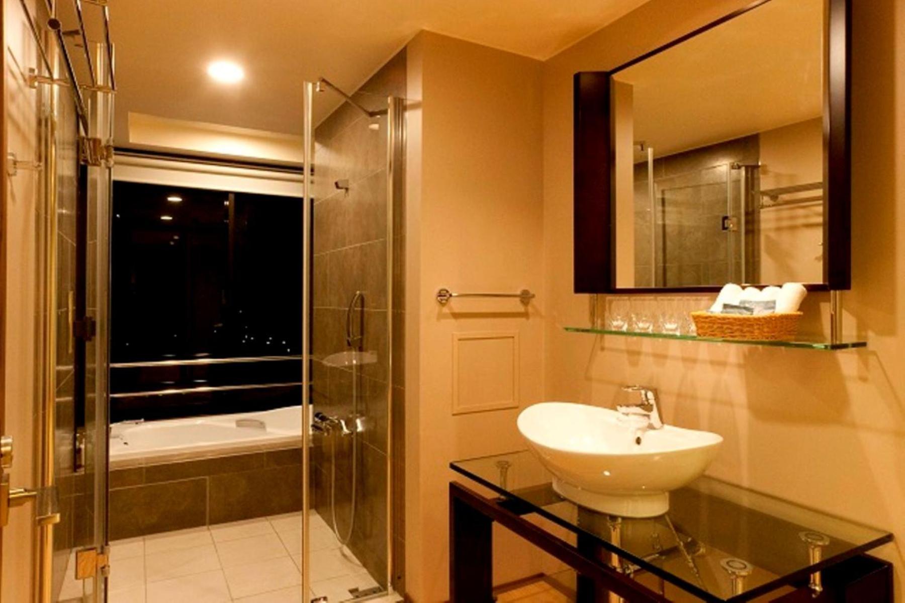 Corner Two-Bedroom Suite - Photo 13