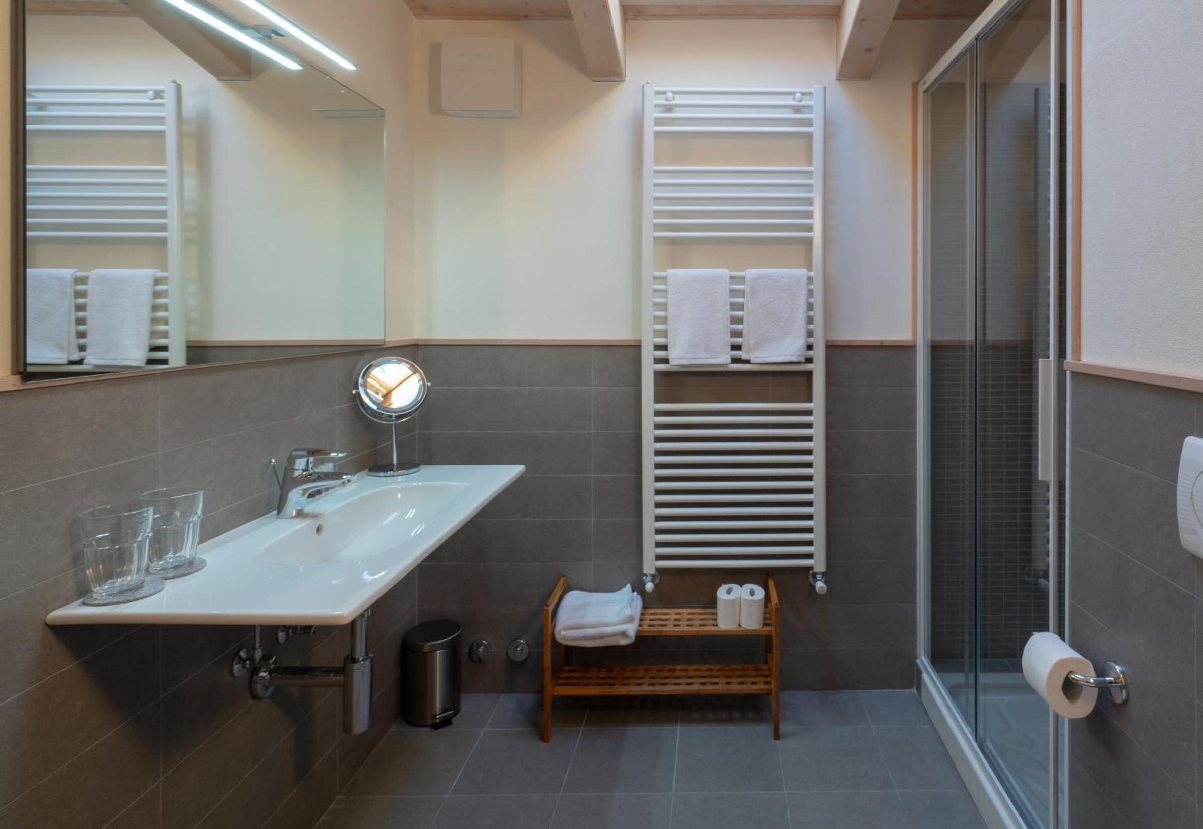 Large Double Room - Photo 4
