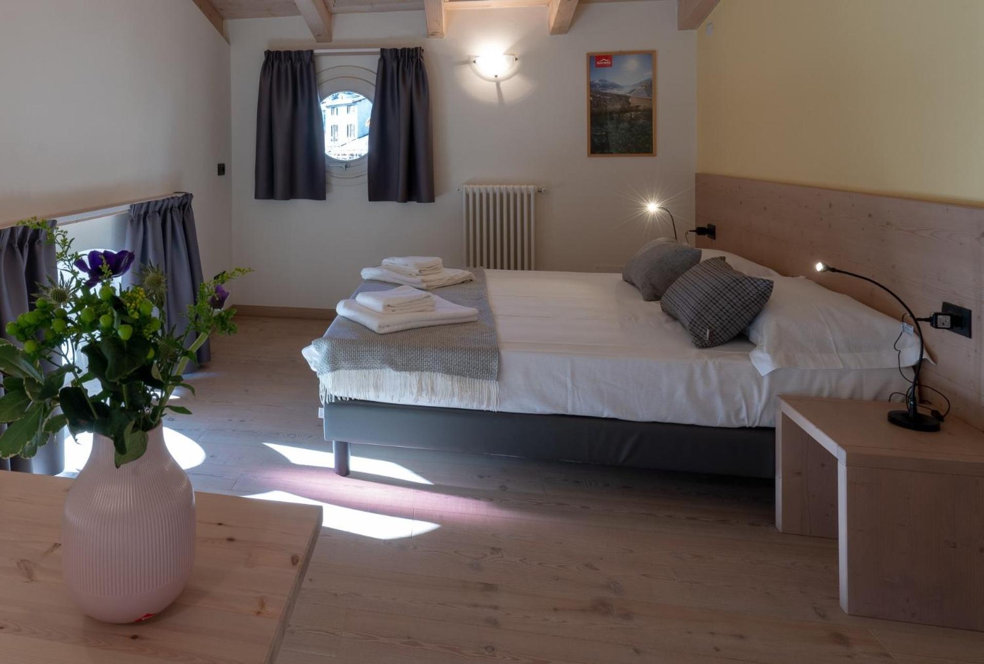 Large Double Room - Photo 1