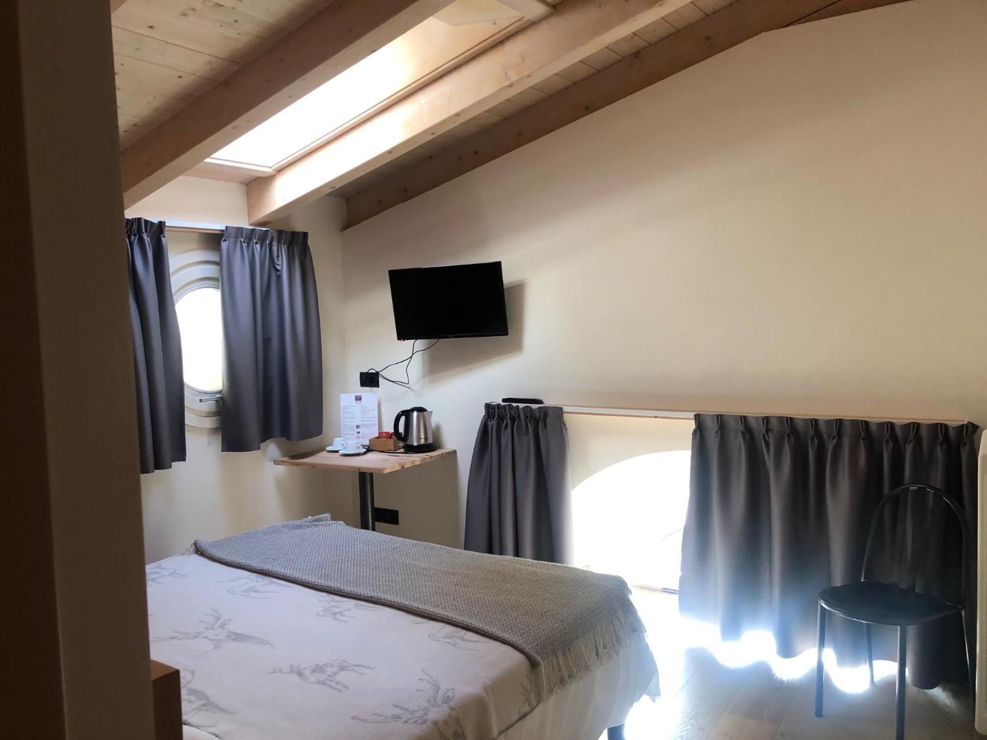 Double Room - Photo 7