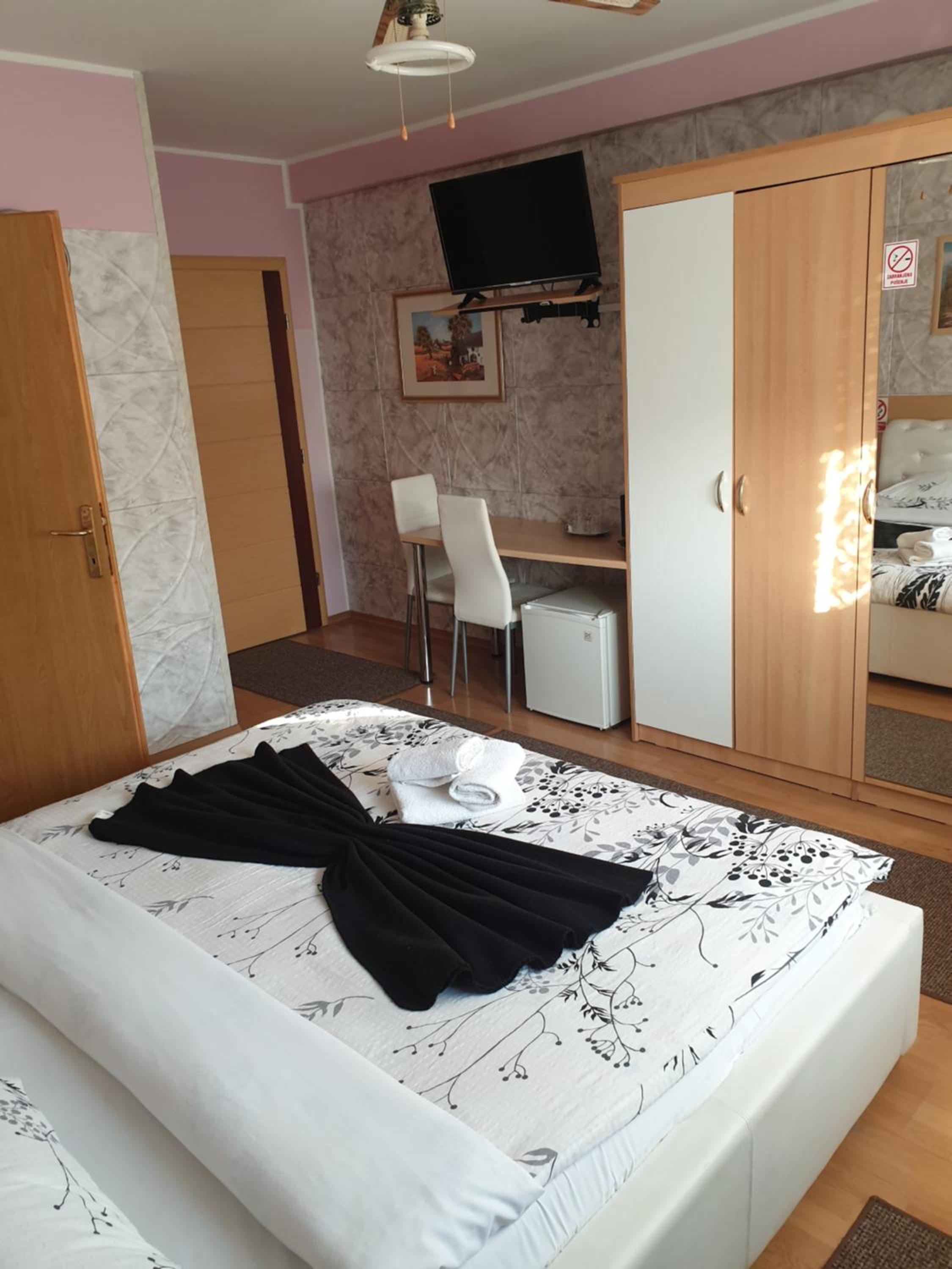 Deluxe Double or Twin Room - Photo 5